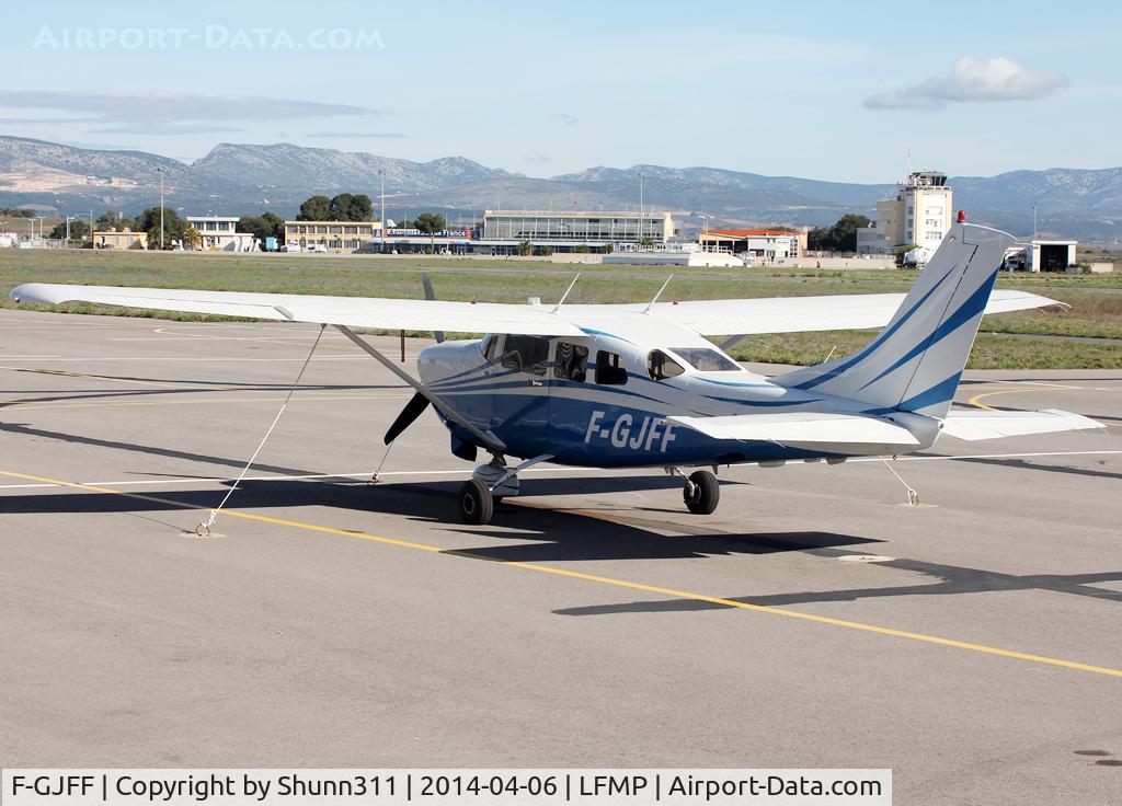 F-GJFF, 2005 Cessna T206H Turbo Stationair C/N T20608526, Parked at the Airclub...