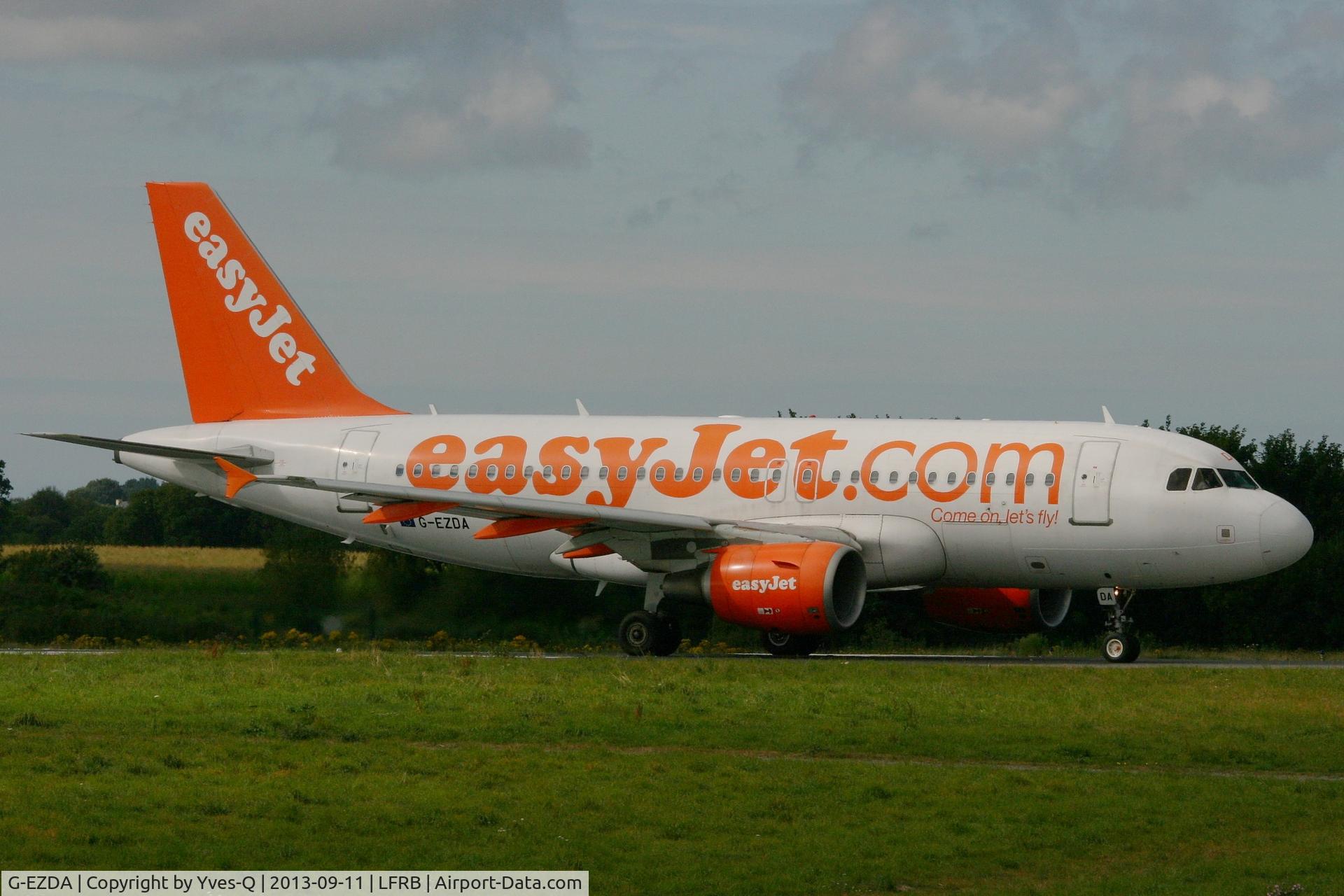 G-EZDA, 2008 Airbus A319-111 C/N 3413, Airbus A319-111, Taxiing to holding point rwy 25L, Brest-Guipavas Airport (LFRB-BES)