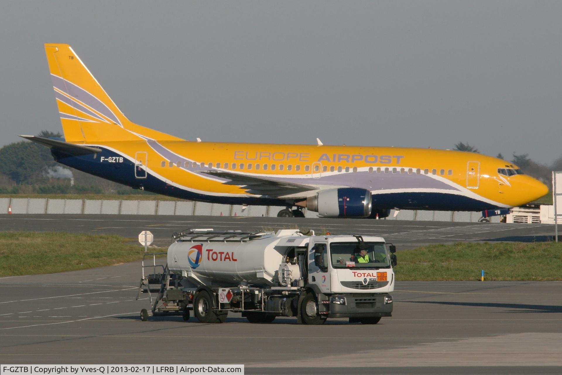 F-GZTB, 1999 Boeing 737-33V C/N 29336, Boeing 737-33V, Parking area, Brest-Guipavas Regional Airport (LFRB-BES