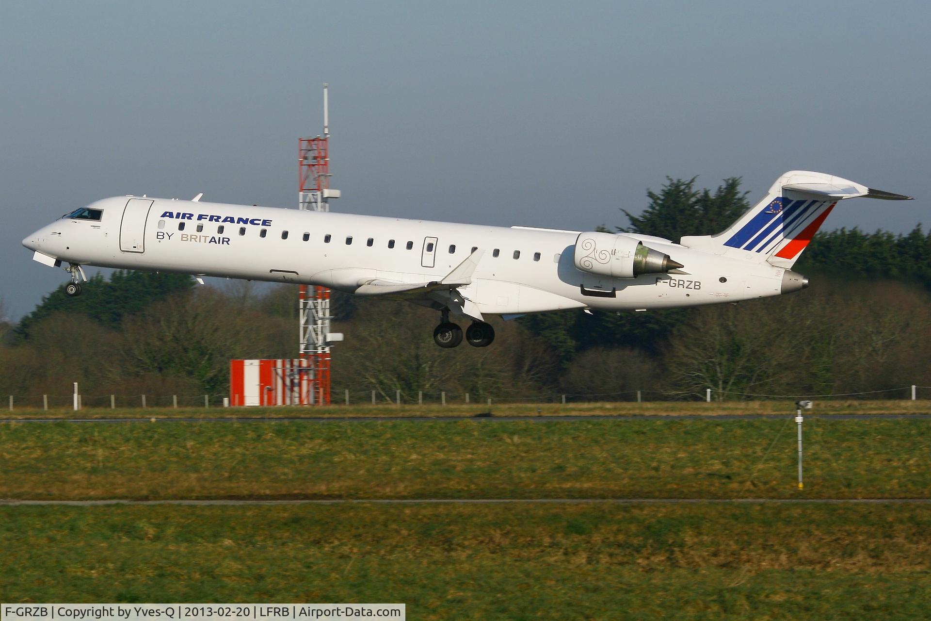 F-GRZB, Canadair CRJ-702 (CL-600-2C10) Regional Jet C/N 10007, Canadair Regional Jet CRJ-702, On final Rwy 25L, Brest-Guipavas Airport (LFRB-BES)