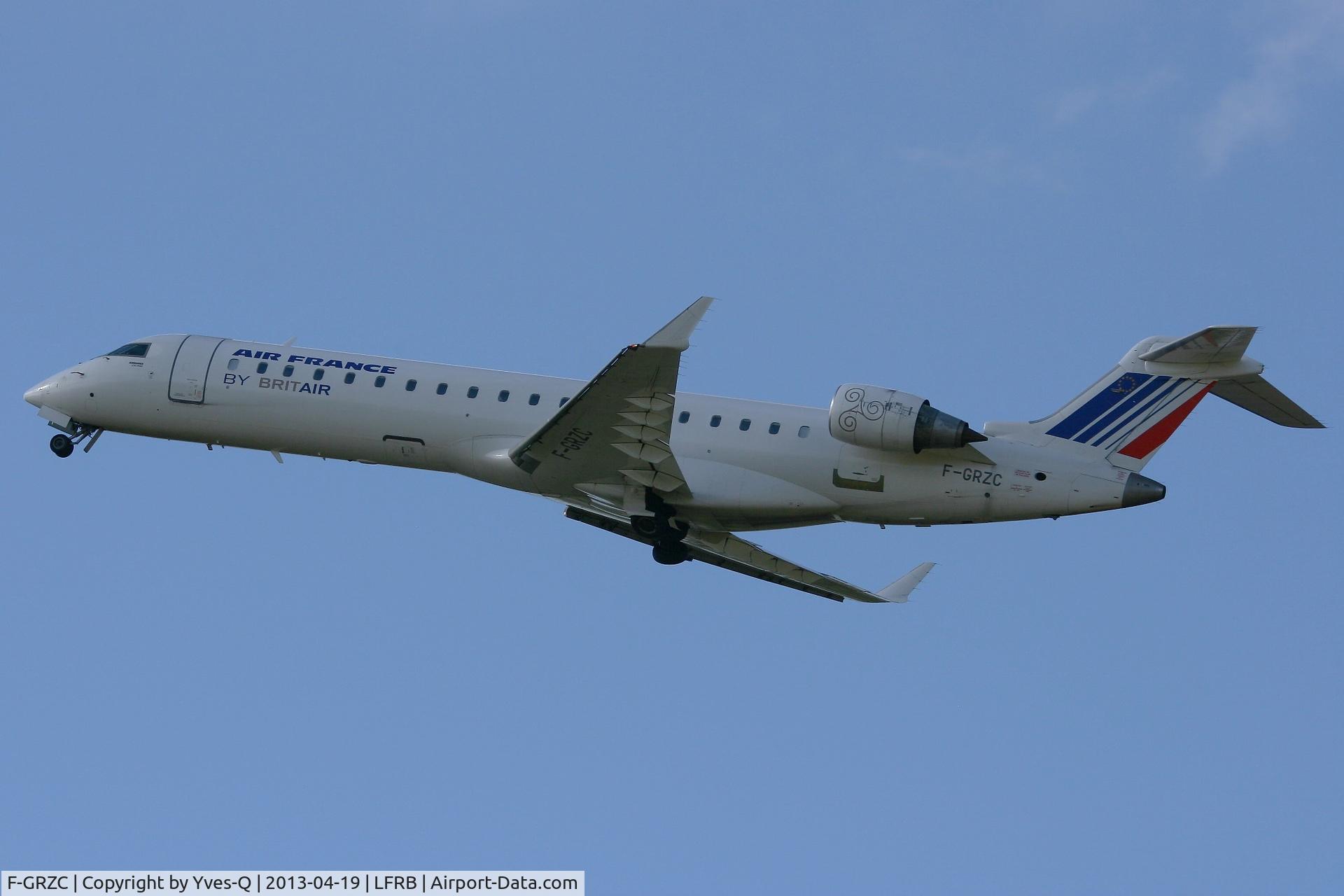 F-GRZC, 2001 Canadair CRJ-702 (CL-600-2C10) Regional Jet C/N 10008, Canadair Regional Jet CRJ-702, Take off rwy 25L, Brest-Guipavas Airport (LFRB-BES)
