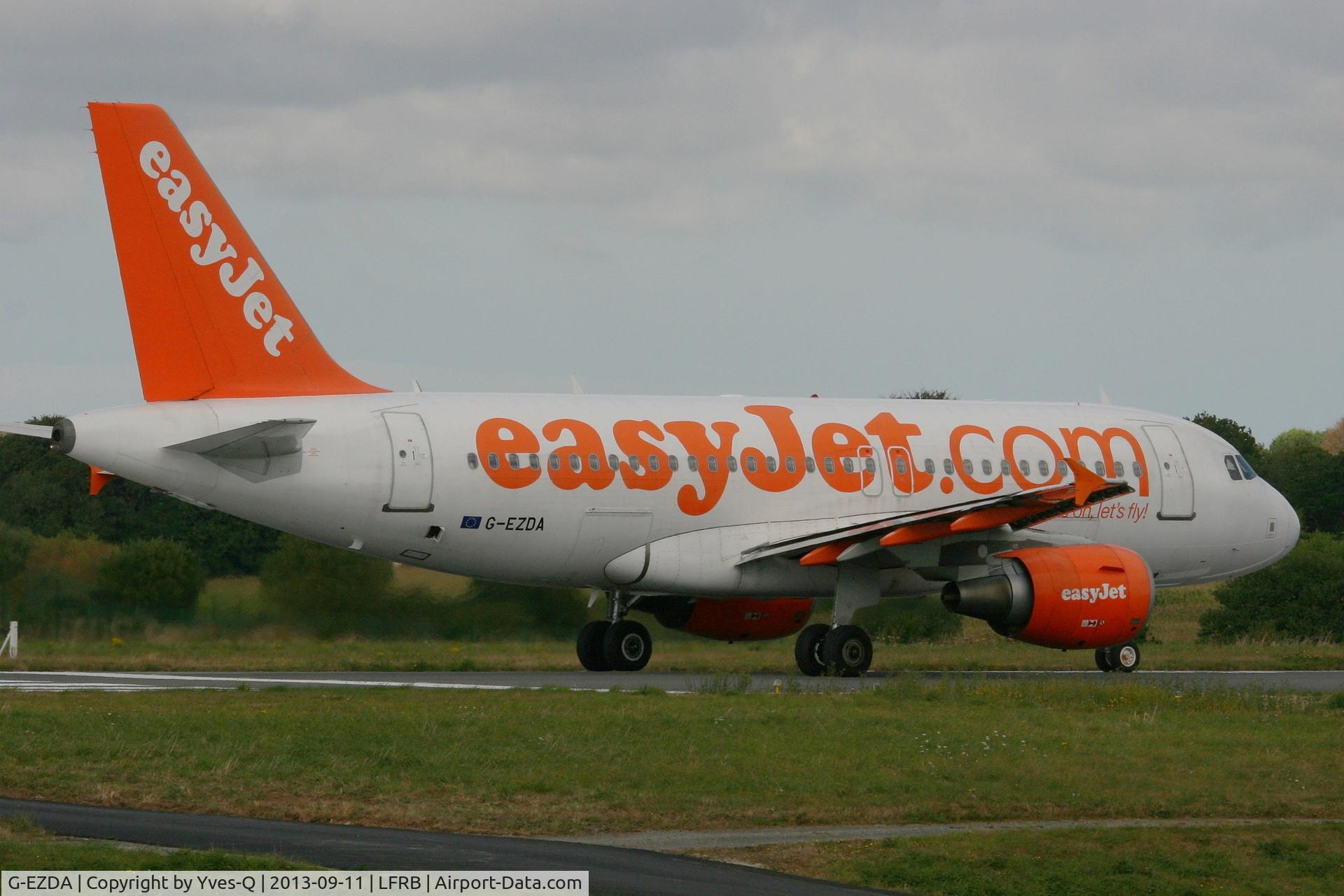 G-EZDA, 2008 Airbus A319-111 C/N 3413, Airbus A319-111, Taxiing to holding point rwy 25L, Brest-Guipavas Airport (LFRB-BES)