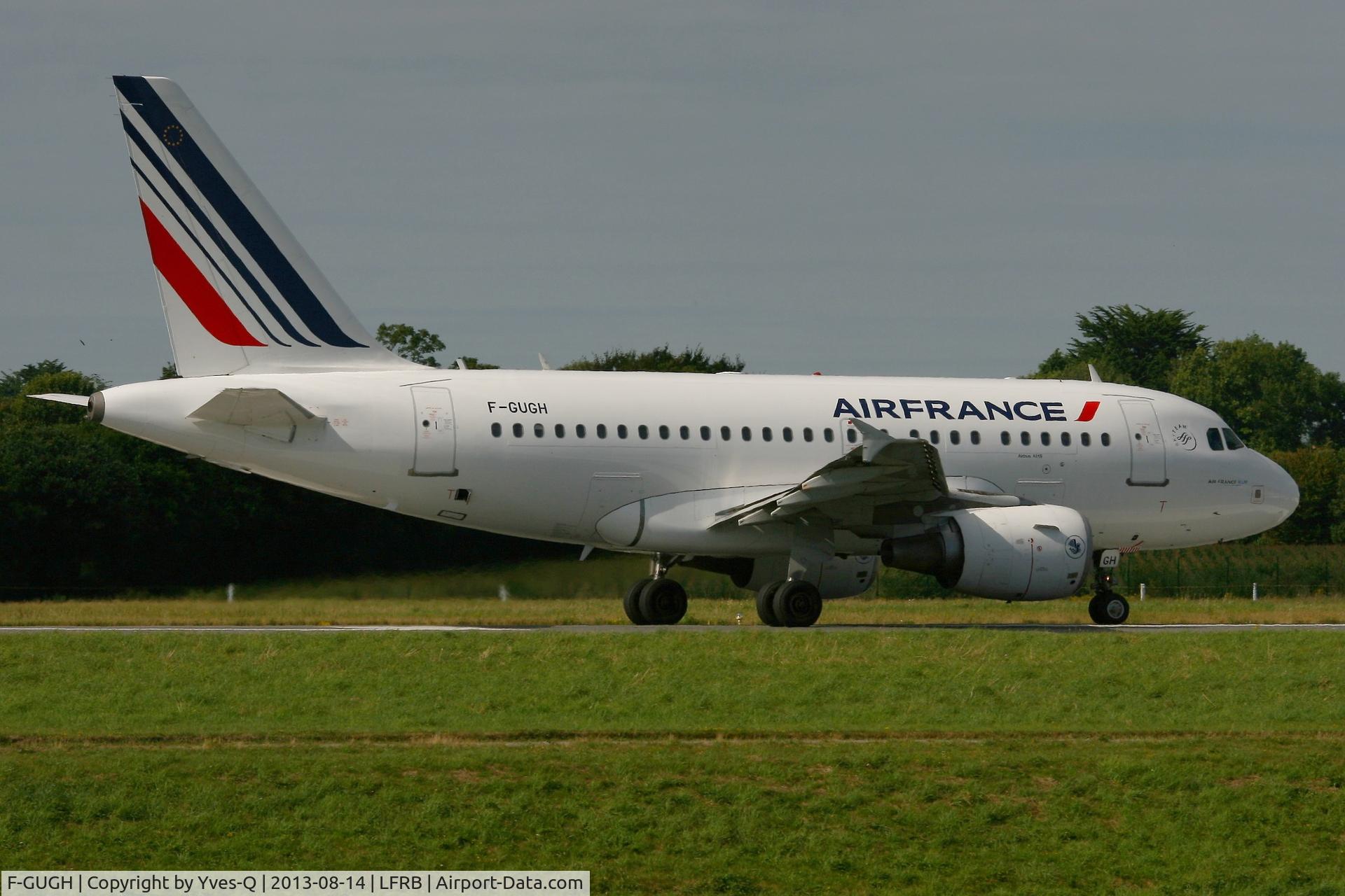 F-GUGH, 2004 Airbus A318-111 C/N 2344, Airbus A318-111, Taxiing to holding point rwy 25L, Brest-Guipavas Airport (LFRB-BES)