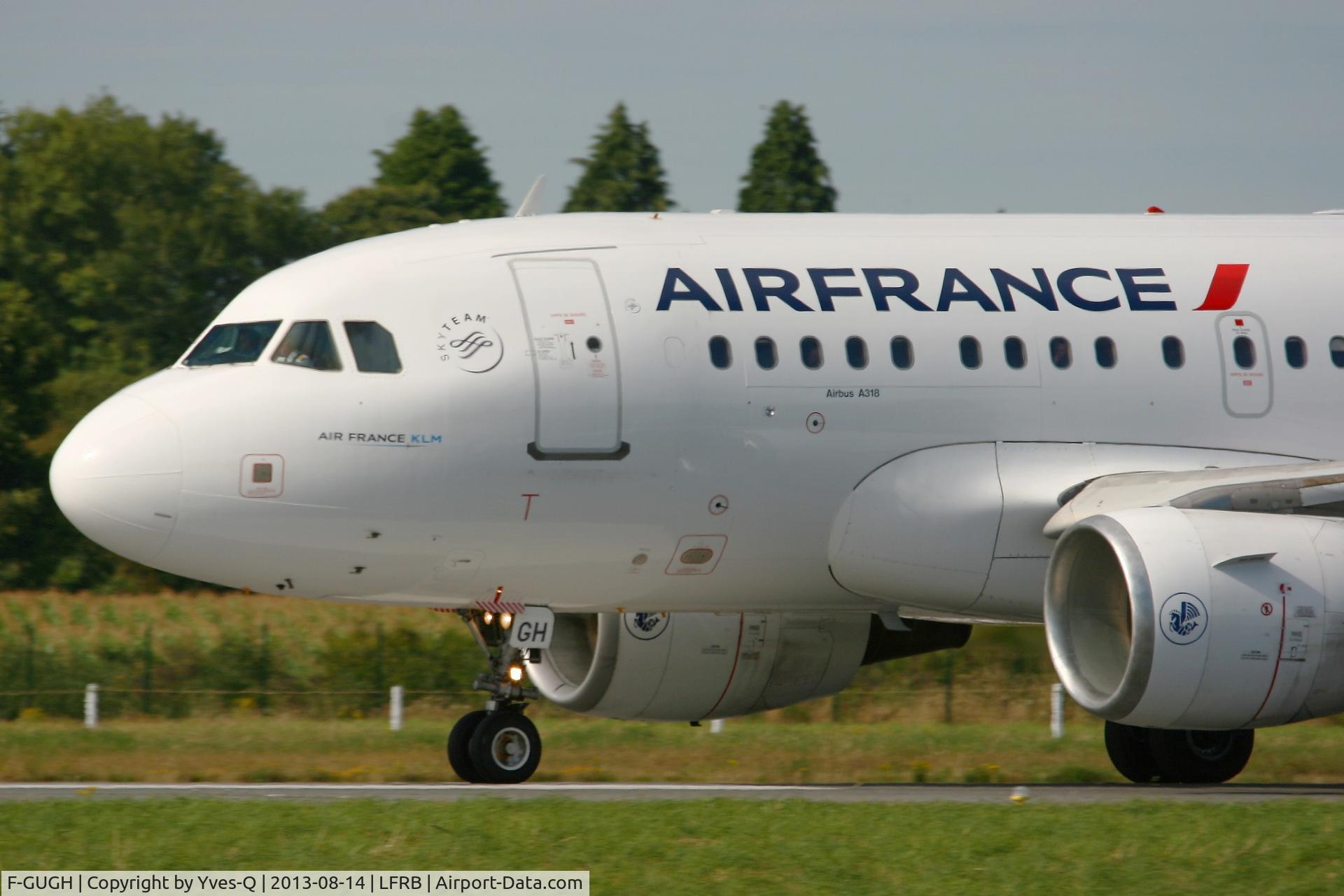 F-GUGH, 2004 Airbus A318-111 C/N 2344, Airbus A318-111, Taxiing to holding point rwy 25L, Brest-Guipavas Airport (LFRB-BES)