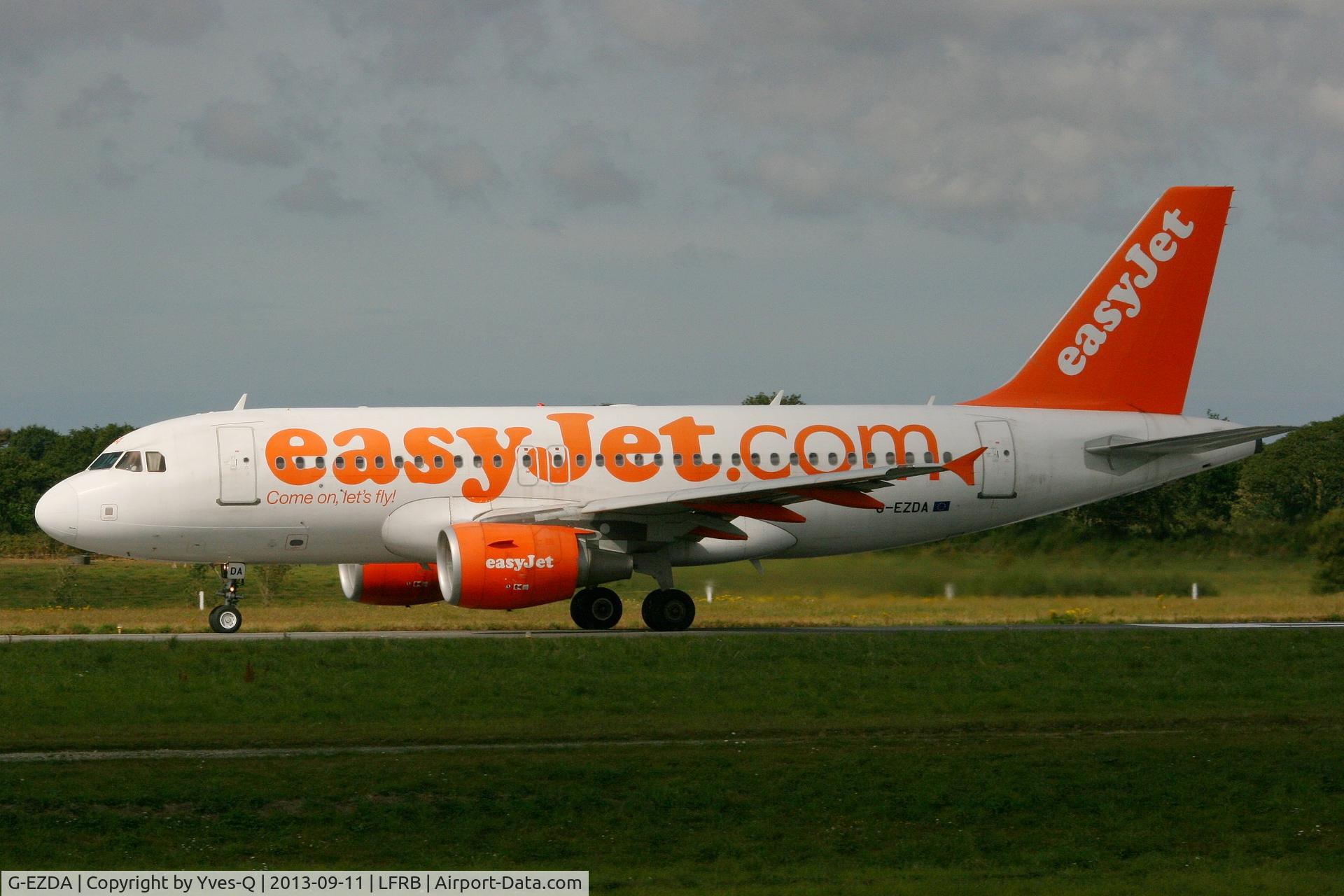 G-EZDA, 2008 Airbus A319-111 C/N 3413, Airbus A319-111, Take off rwy 25L, Brest-Guipavas Airport (LFRB-BES)
