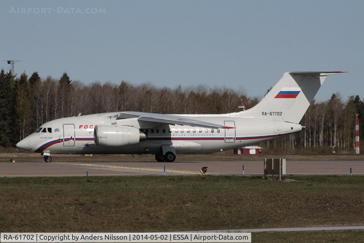 RA-61702, 2009 Antonov An-148-100B C/N 40-04, Lining up runway 01L.