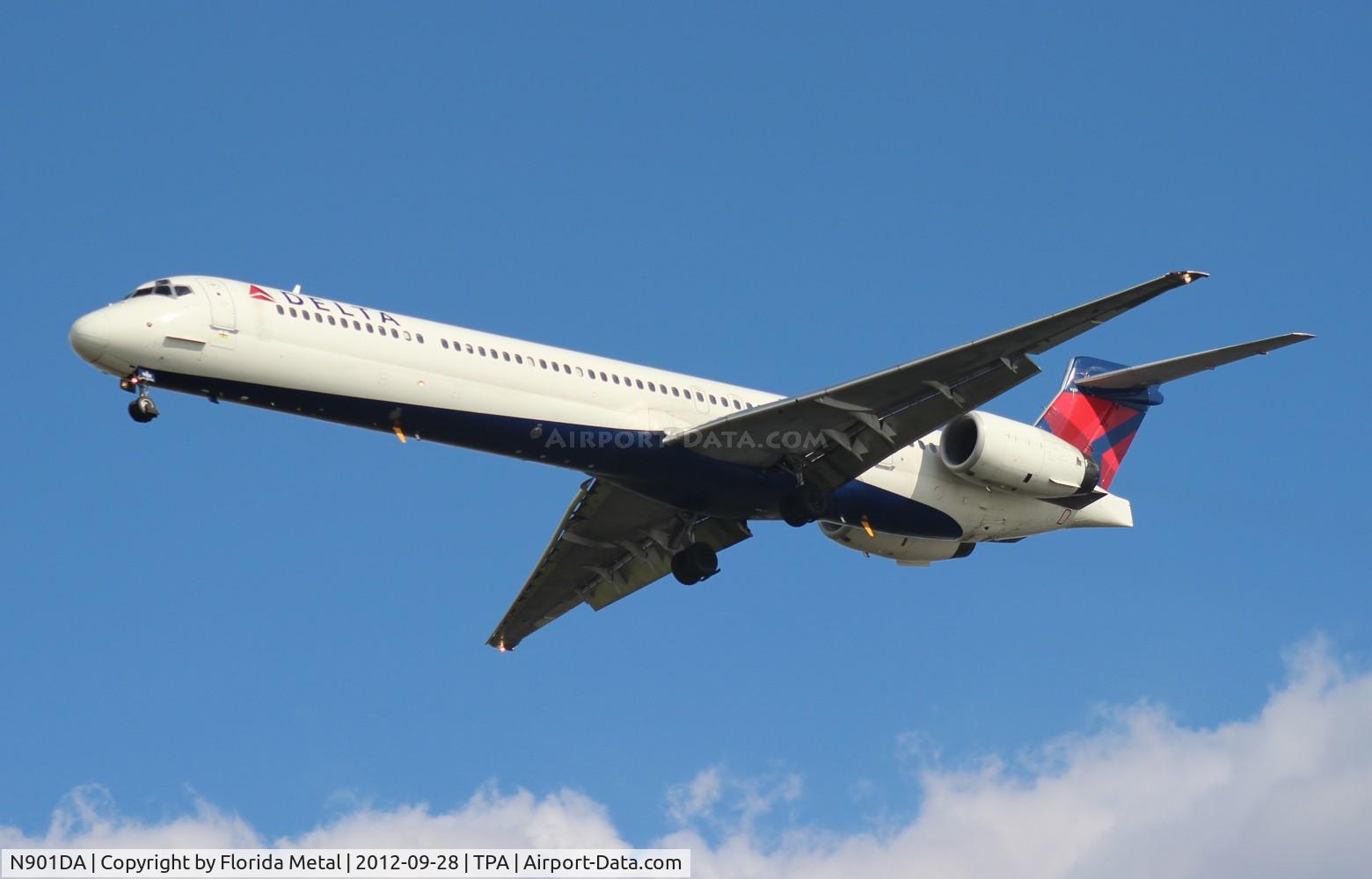 N901DA, 1995 McDonnell Douglas MD-90-30 C/N 53381, Delta MD-90-30
