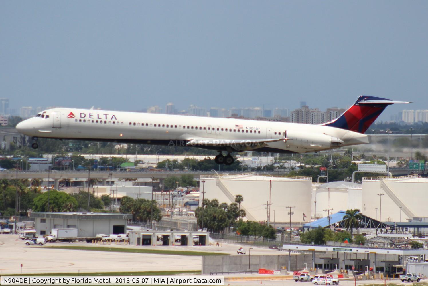 N904DE, 1992 McDonnell Douglas MD-88 C/N 53409, Delta MD-88