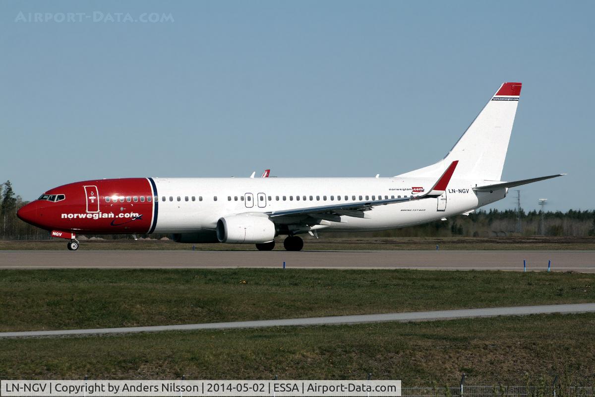 LN-NGV, 2014 Boeing 737-8JP C/N 39031, Lining up runway 01L.