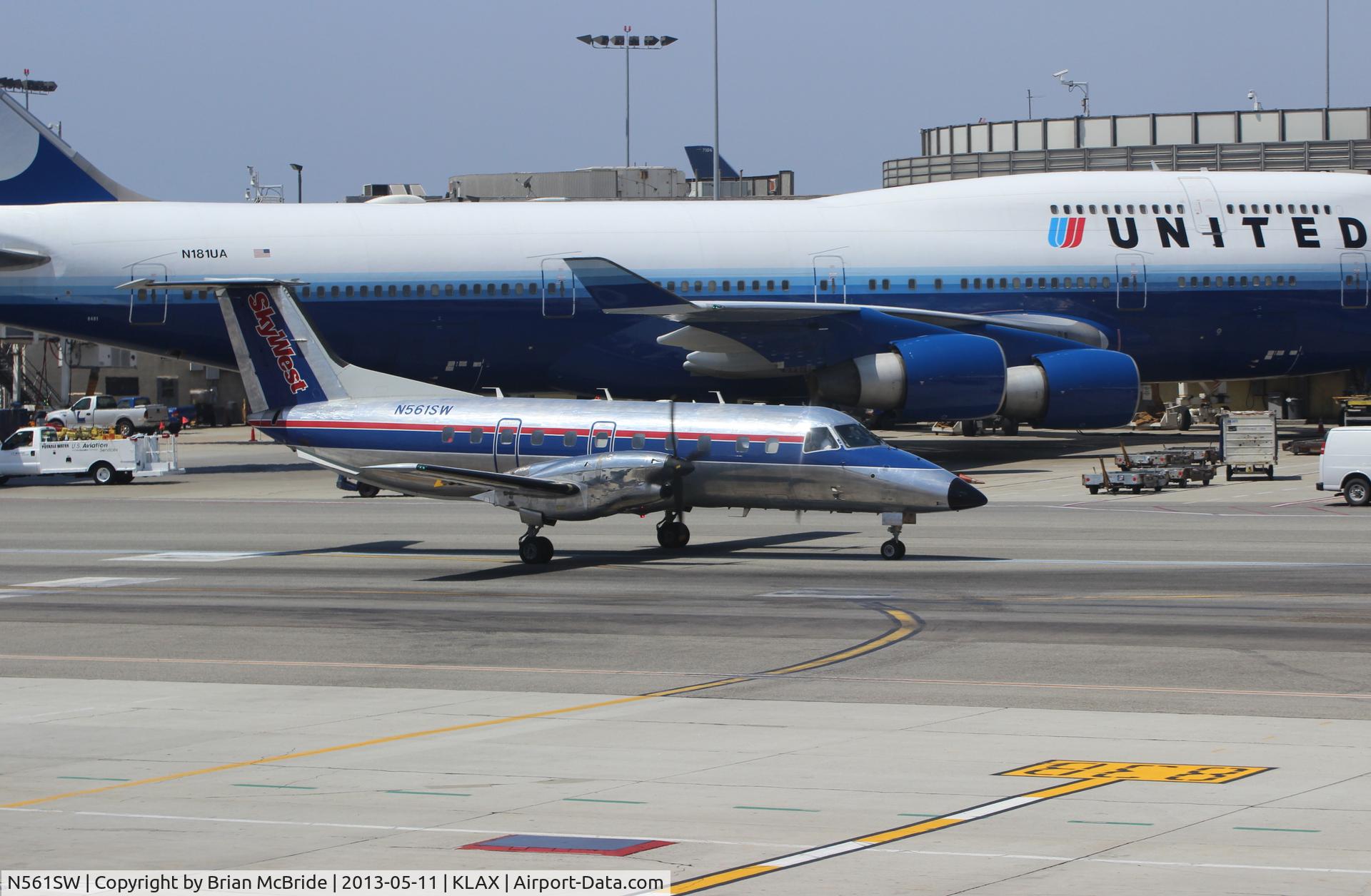 N561SW, 1998 Embraer EMB-120 Brasilia C/N 120335, SkyWest Airlines. Embraer EMB-120ER Brasilia. N561SW cn 120335. Los Angeles - International (LAX KLAX). Image © Brian McBride. 11 May 2013
