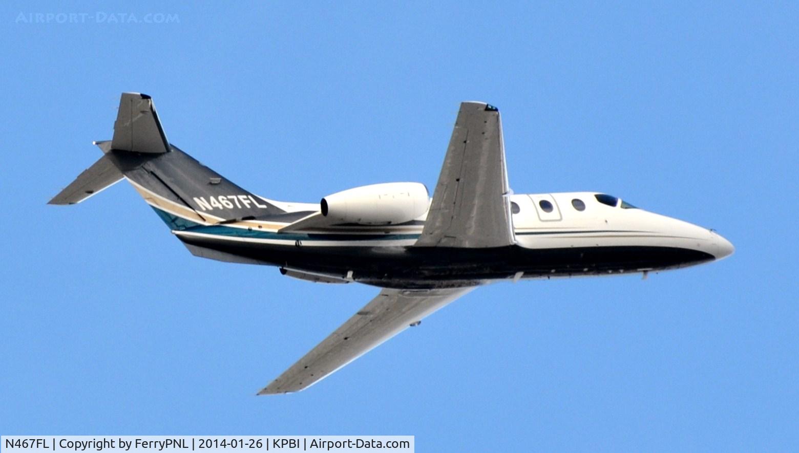 N467FL, 2006 Raytheon Beechjet 400A/Nextant N400XT C/N RK-468, Travel Management Be400 taking off