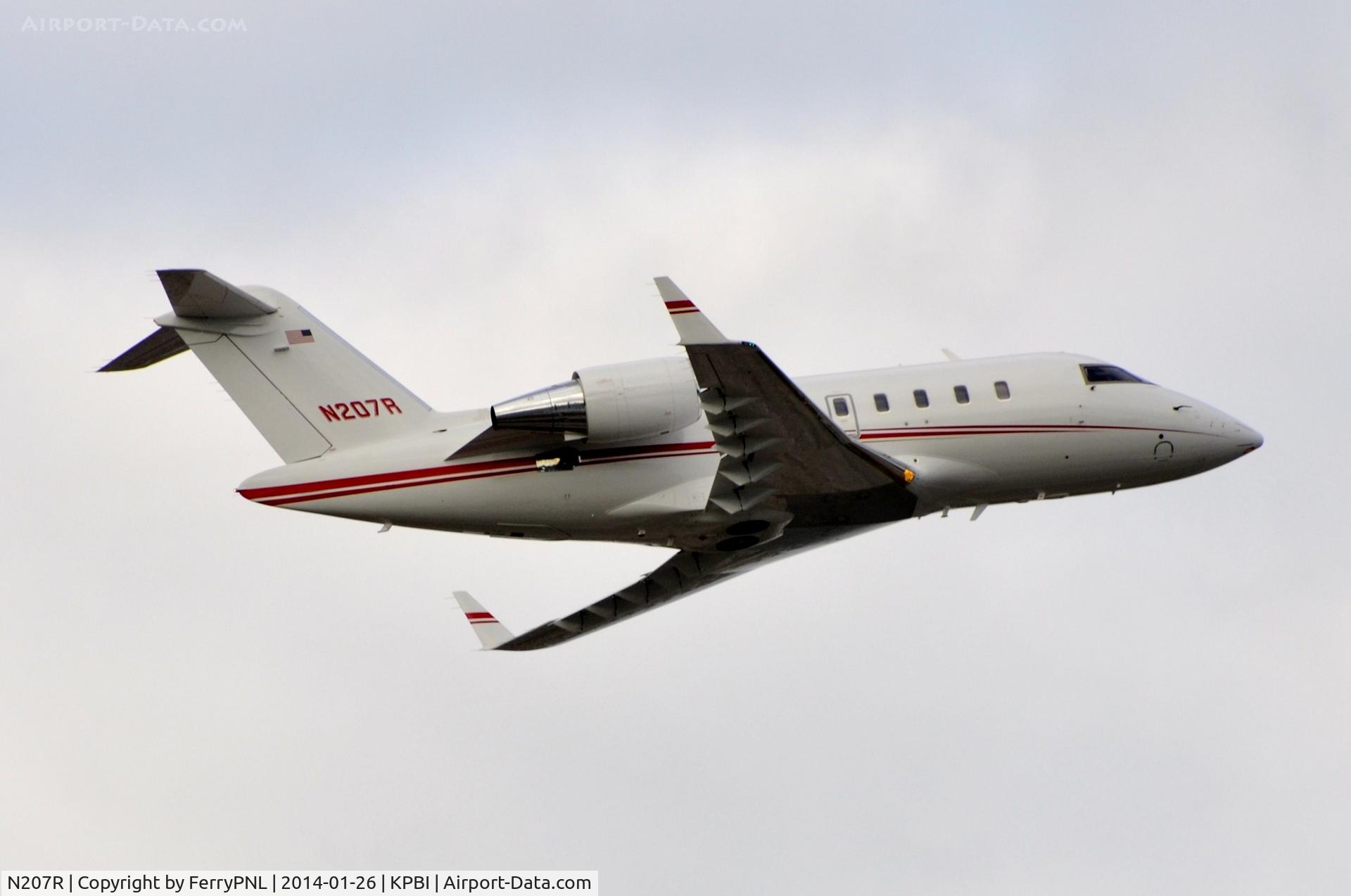 N207R, 2011 Bombardier Challenger 605 (CL-600-2B16) C/N 2552, CL605 N207R departing