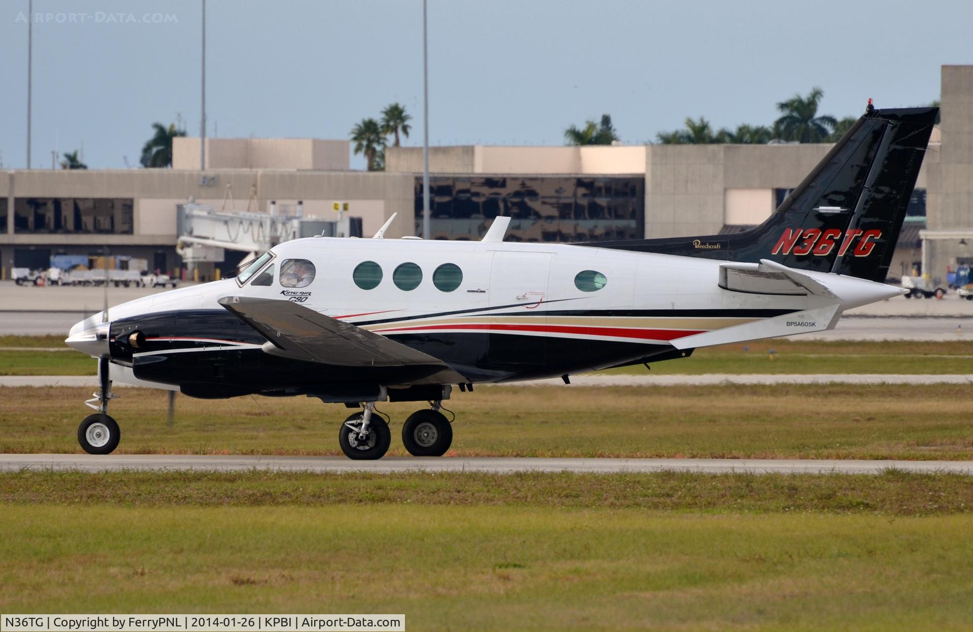 N36TG, 1996 Beech C90 King Air C/N LJ-971, Beech King Air C90  taxying