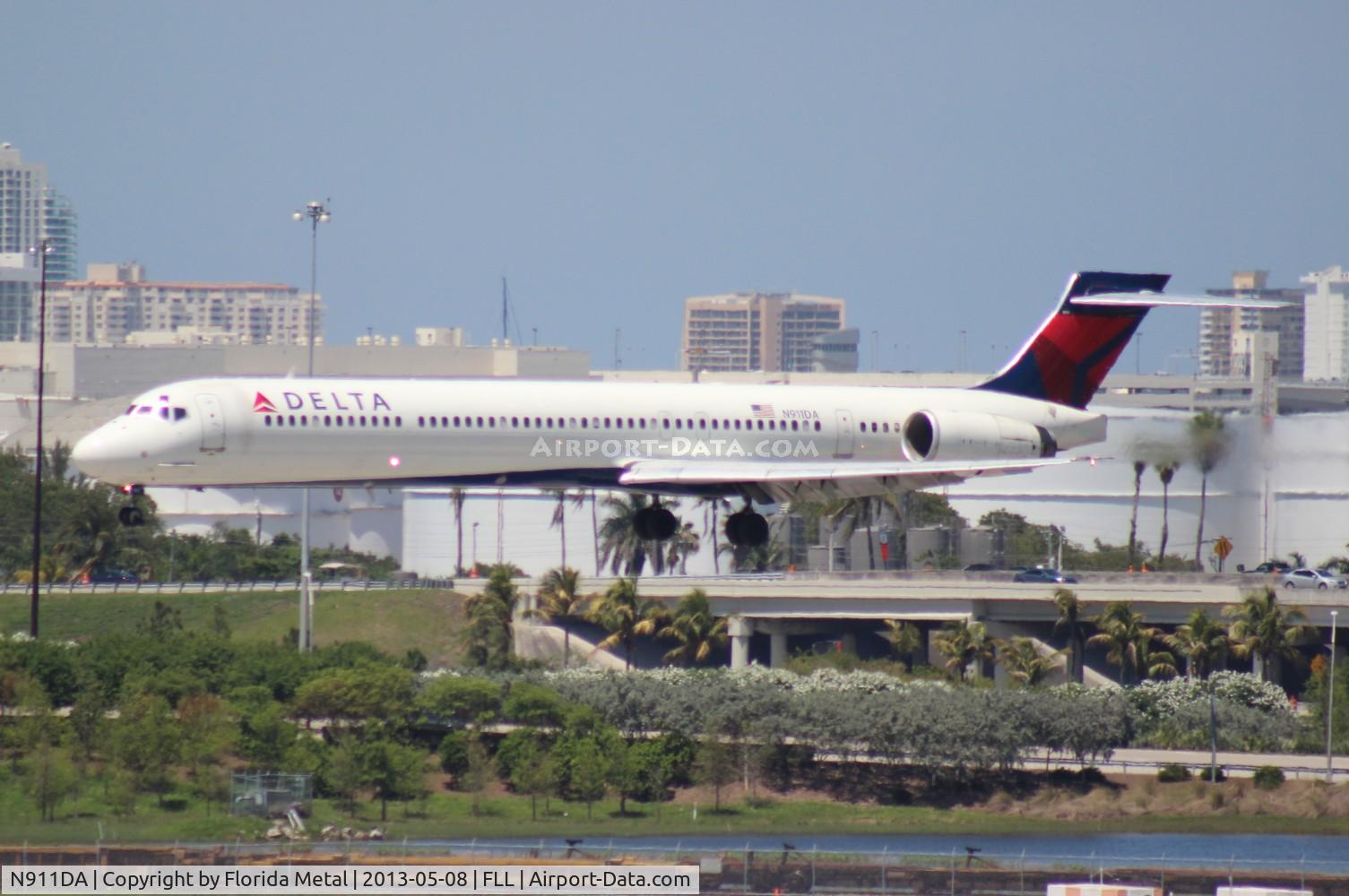 N911DA, 1995 McDonnell Douglas MD-90-30 C/N 53391, Delta MD-90