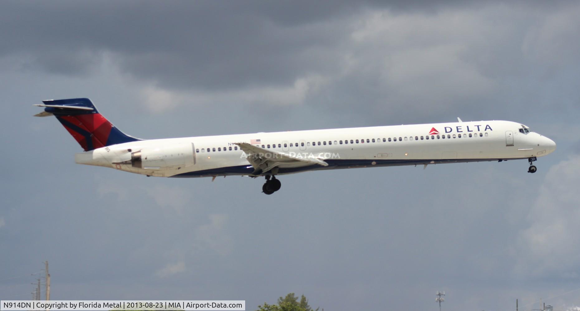 N914DN, 1996 McDonnell Douglas MD-90-30 C/N 53394, Delta MD-90