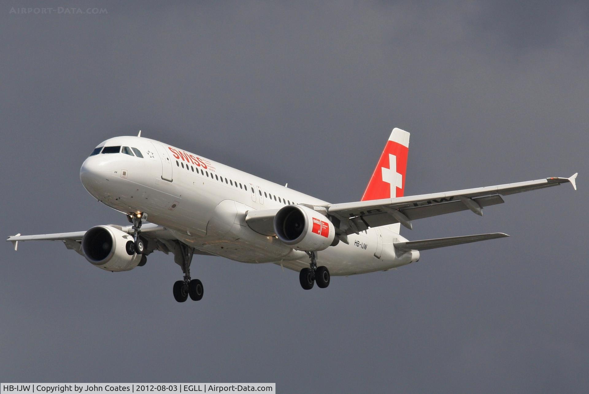 HB-IJW, 2003 Airbus A320-214 C/N 2134, Approach 27R