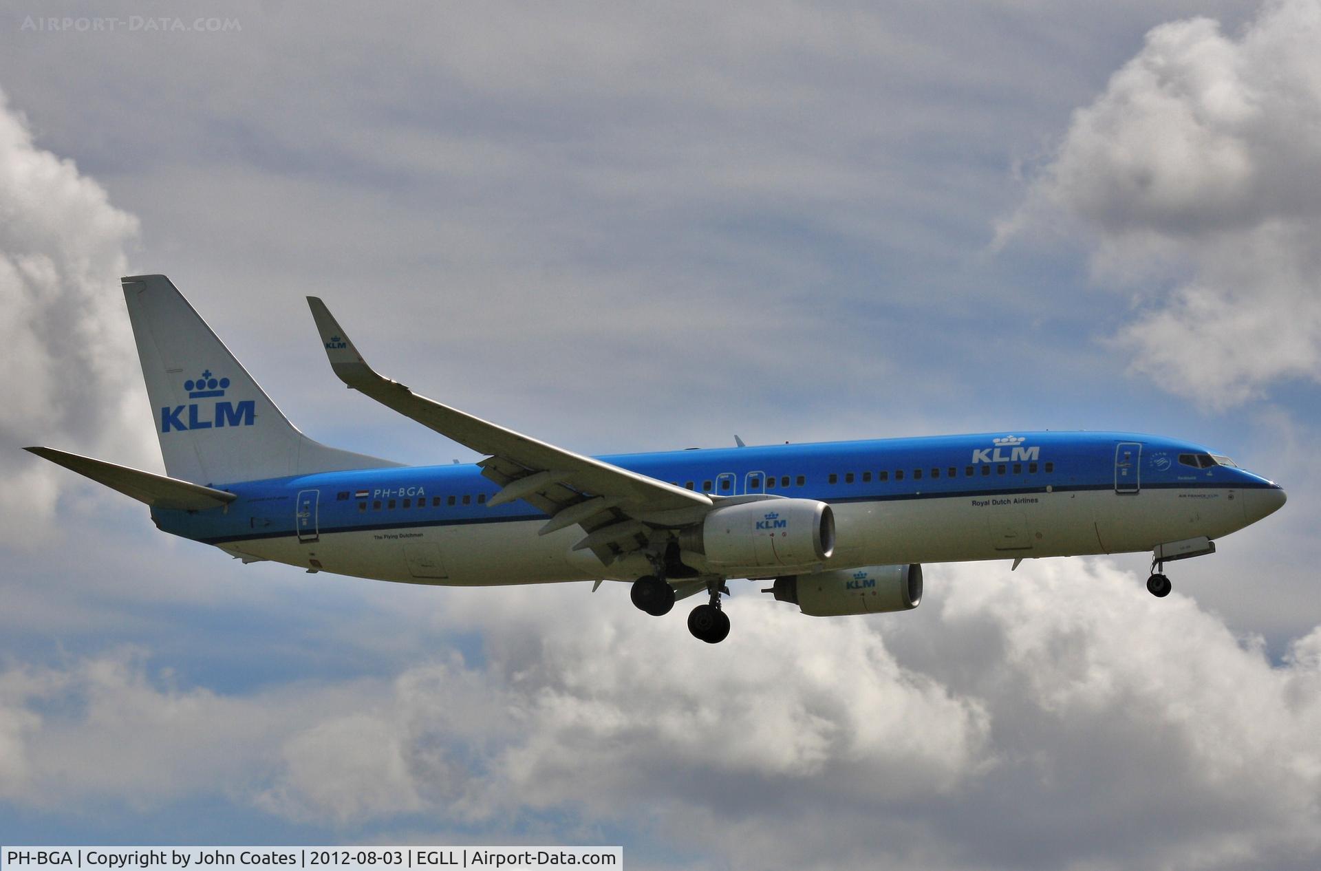 PH-BGA, 2008 Boeing 737-8K2 C/N 37593, Landing 27R