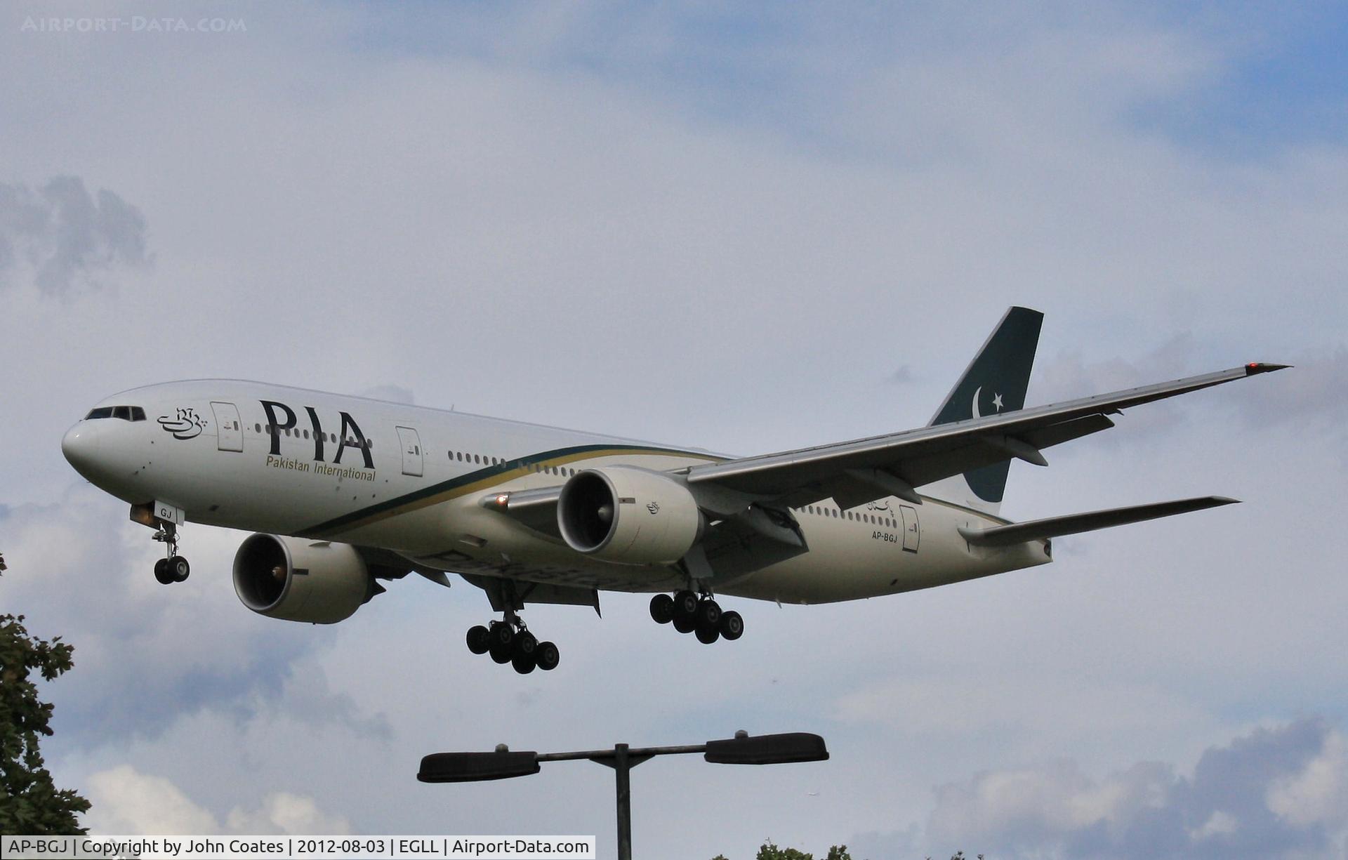 AP-BGJ, 2003 Boeing 777-240/ER C/N 33775, Approach 27L