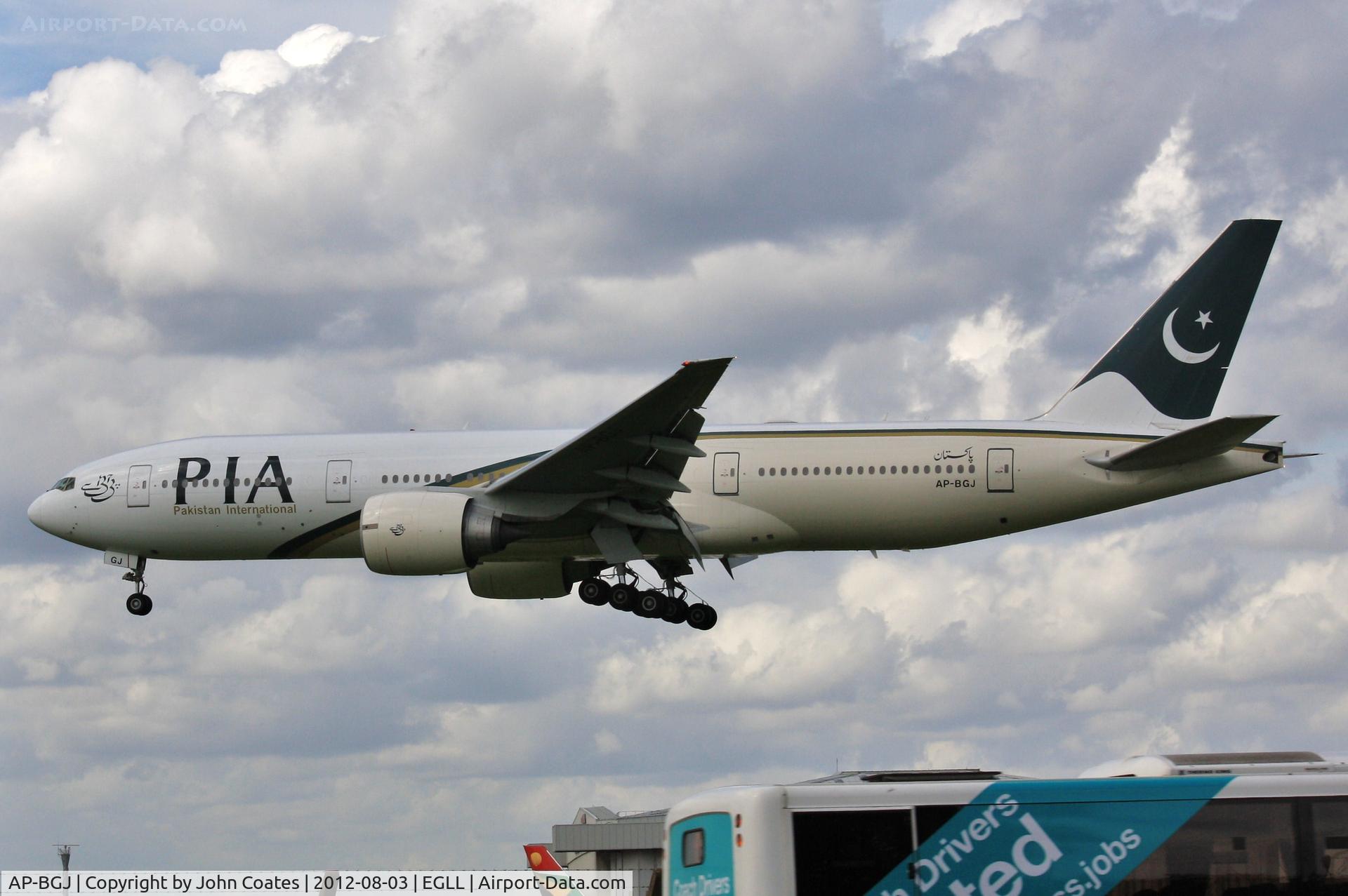 AP-BGJ, 2003 Boeing 777-240/ER C/N 33775, Finals 27L