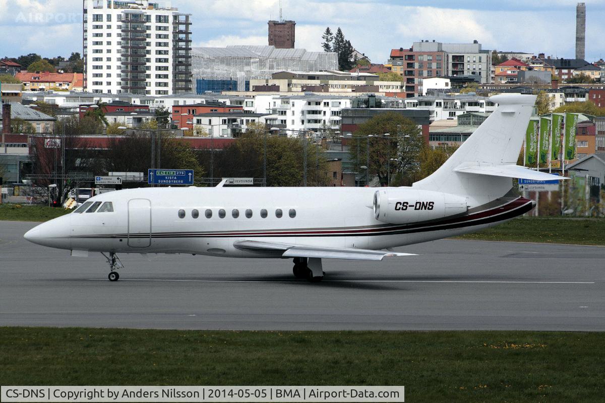 CS-DNS, 2001 Dassault Falcon 2000 C/N 139, Lining up runway 30.