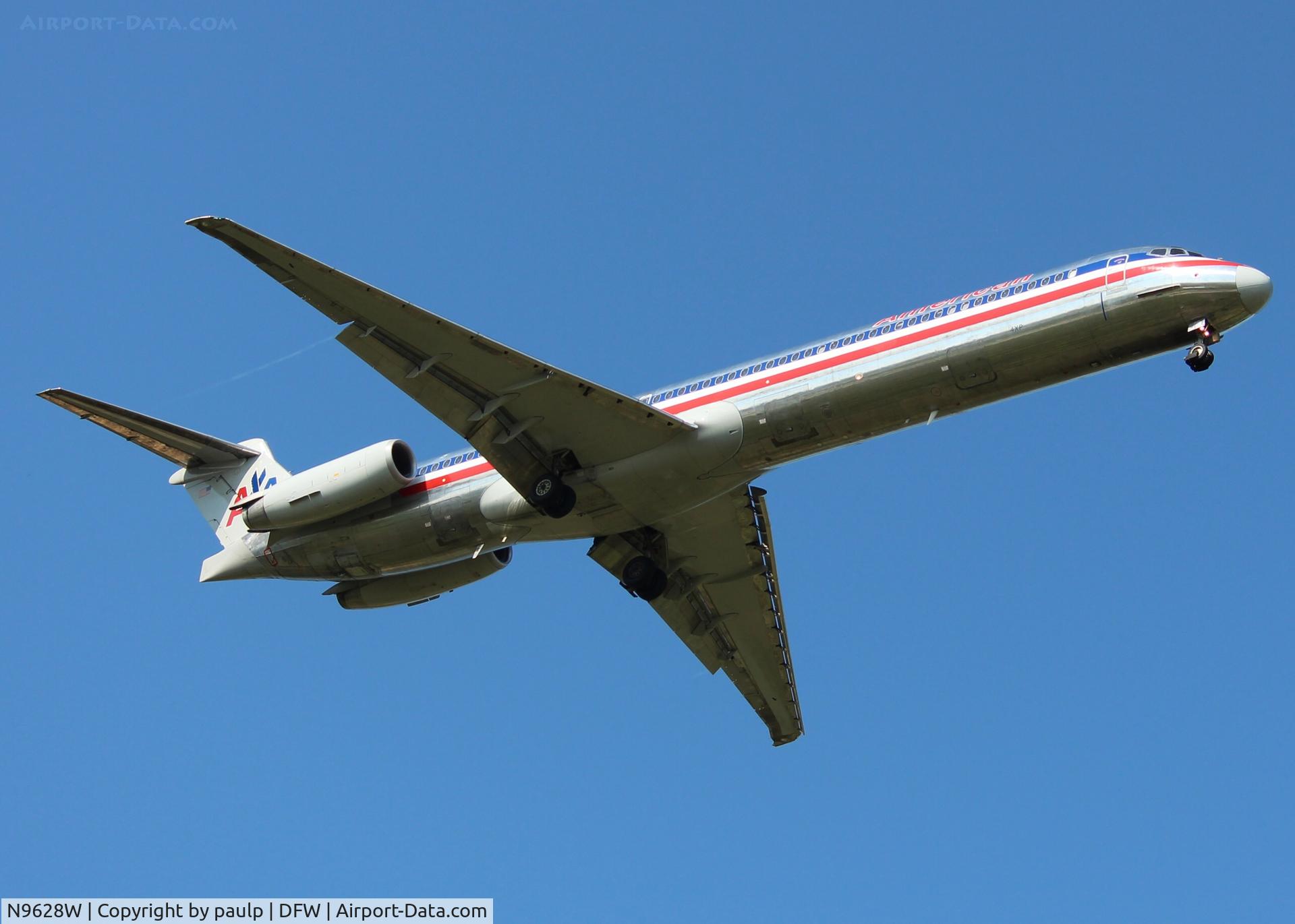N9628W, 1998 McDonnell Douglas MD-83 (DC-9-83) C/N 53598, At DFW.