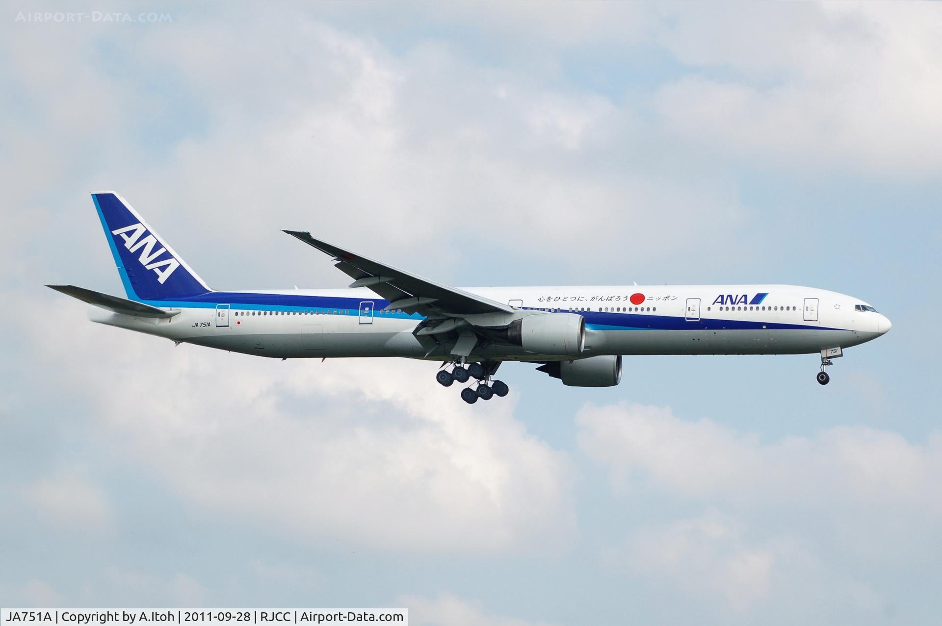 JA751A, 1998 Boeing 777-381 C/N 28272, App Rwy 19L