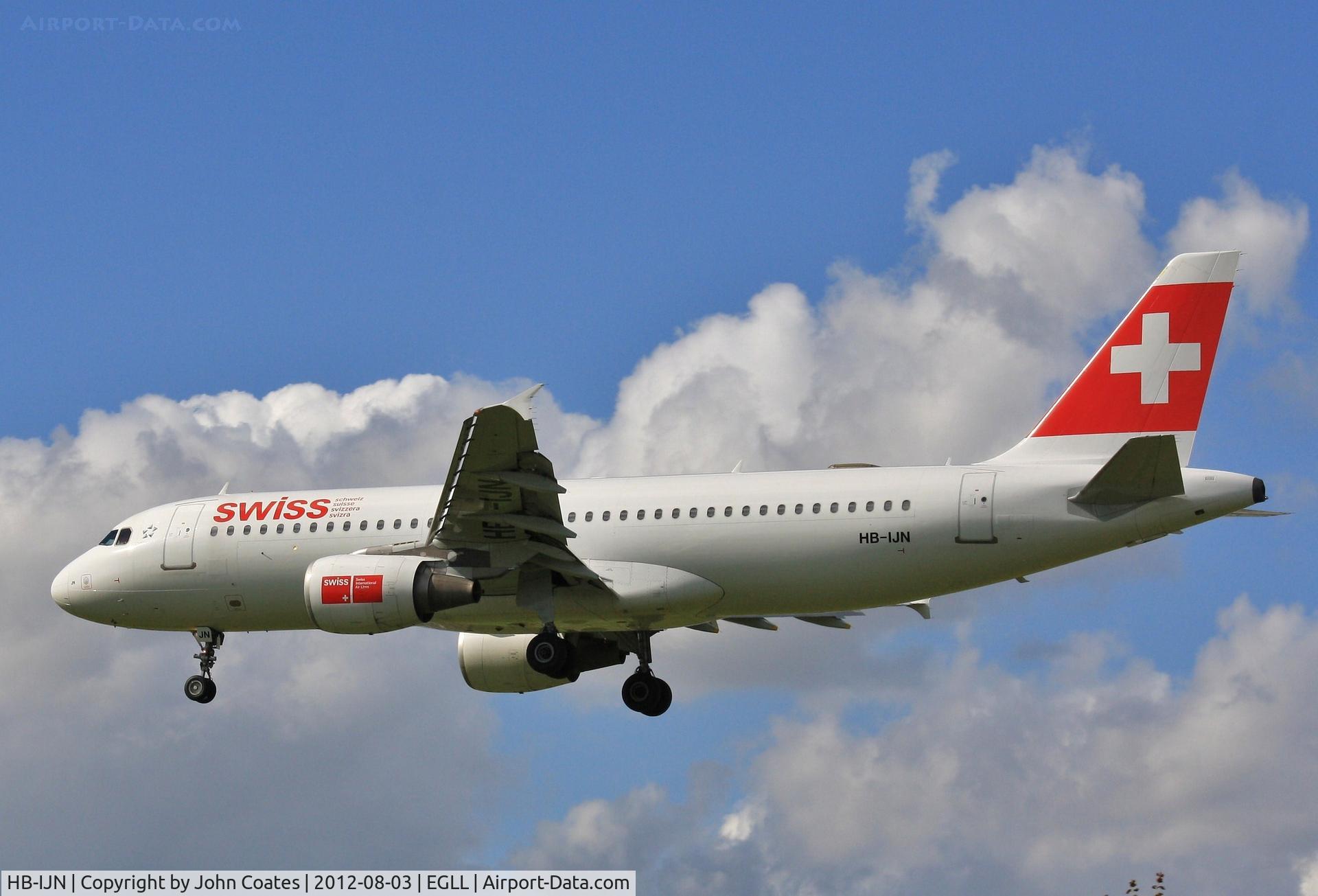 HB-IJN, 1996 Airbus A320-214 C/N 643, Finals 27L