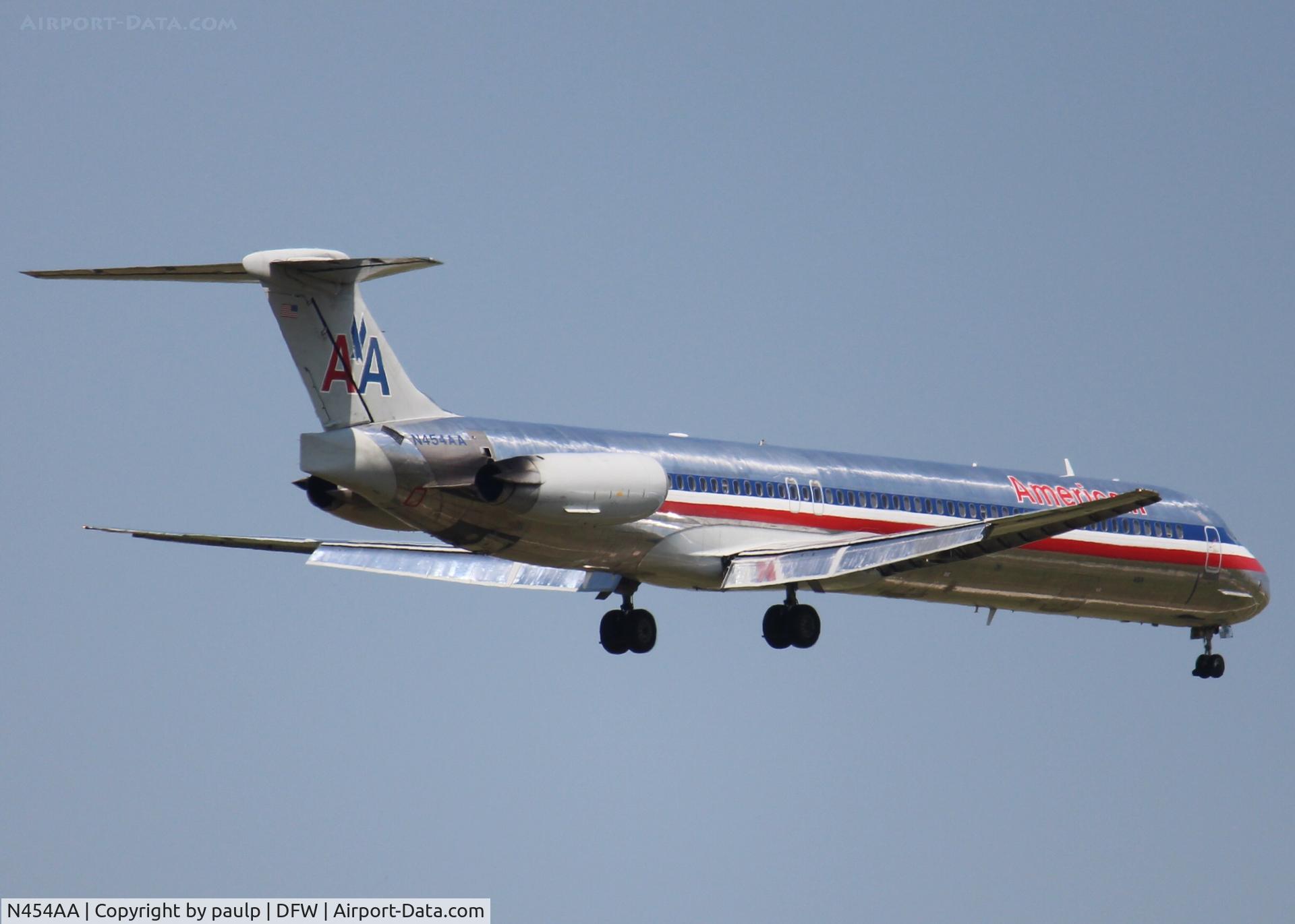 N454AA, 1987 McDonnell Douglas MD-82 (DC-9-82) C/N 49559, At DFW.