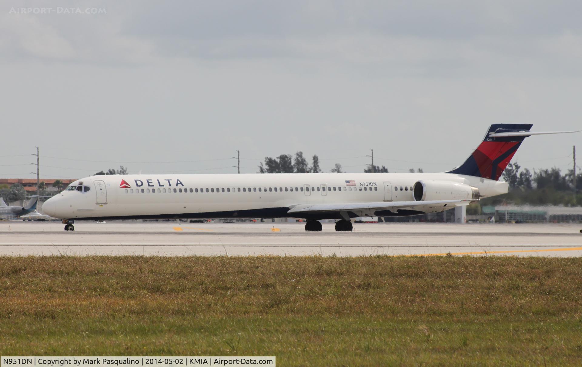 N951DN, 1997 McDonnell Douglas MD-90-30 C/N 53361, MD-90-30