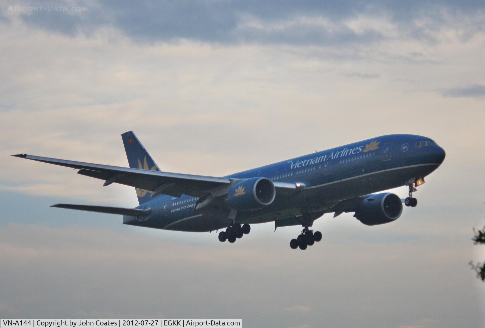 VN-A144, Boeing 777-2K6/ER C/N 33503, Dawn arrival