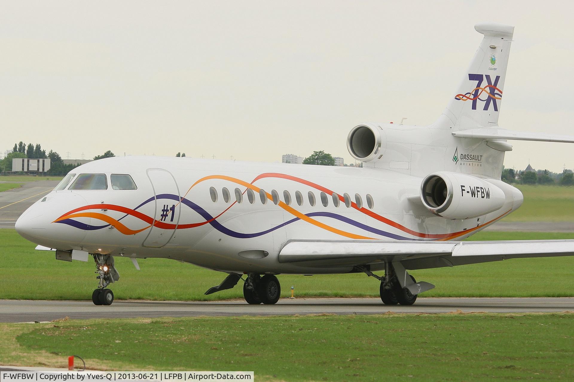 F-WFBW, 2005 Dassault Falcon 7X C/N 001, Dassault Falcon 7X, Taxiing after landing rwy 03, Paris-Le Bourget Air Show 2013