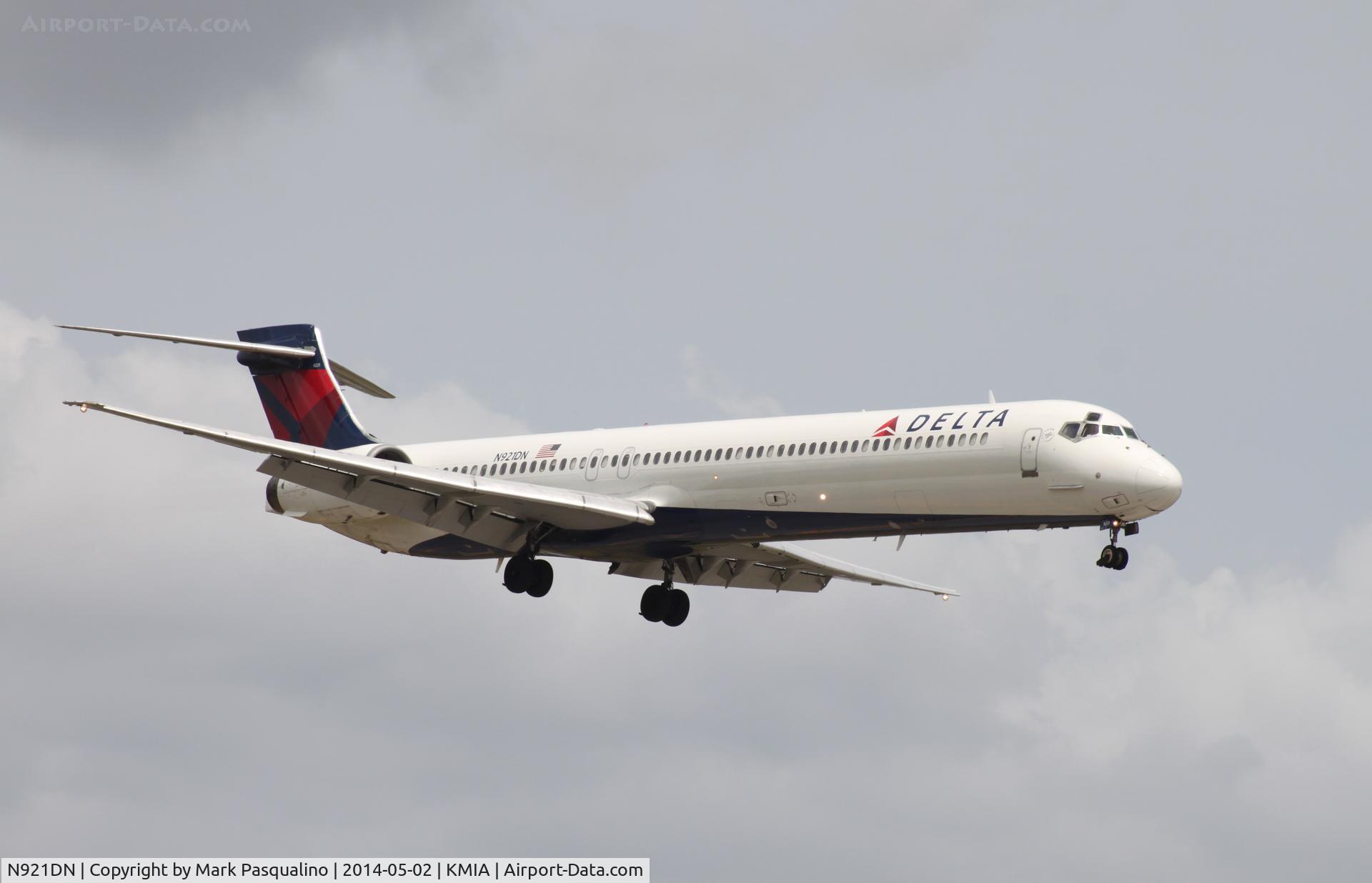 N921DN, 1997 McDonnell Douglas MD-90-30 C/N 53583, MD-90-30