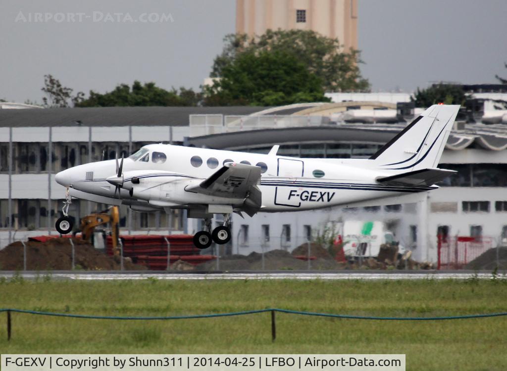 F-GEXV, 1974 Beech A100 King Air C/N B-199, Landing rwy 32R