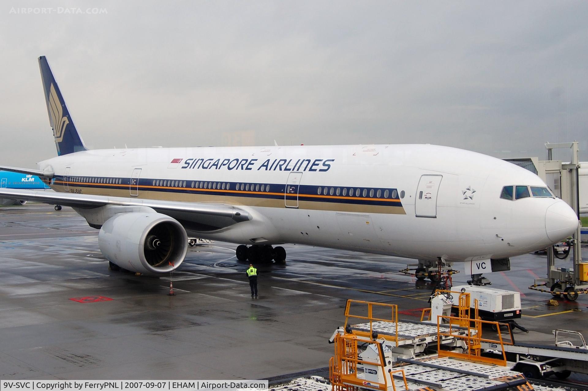 9V-SVC, 2001 Boeing 777-212/ER C/N 28526, SQ B772 being prepared for its return flight to SIN.