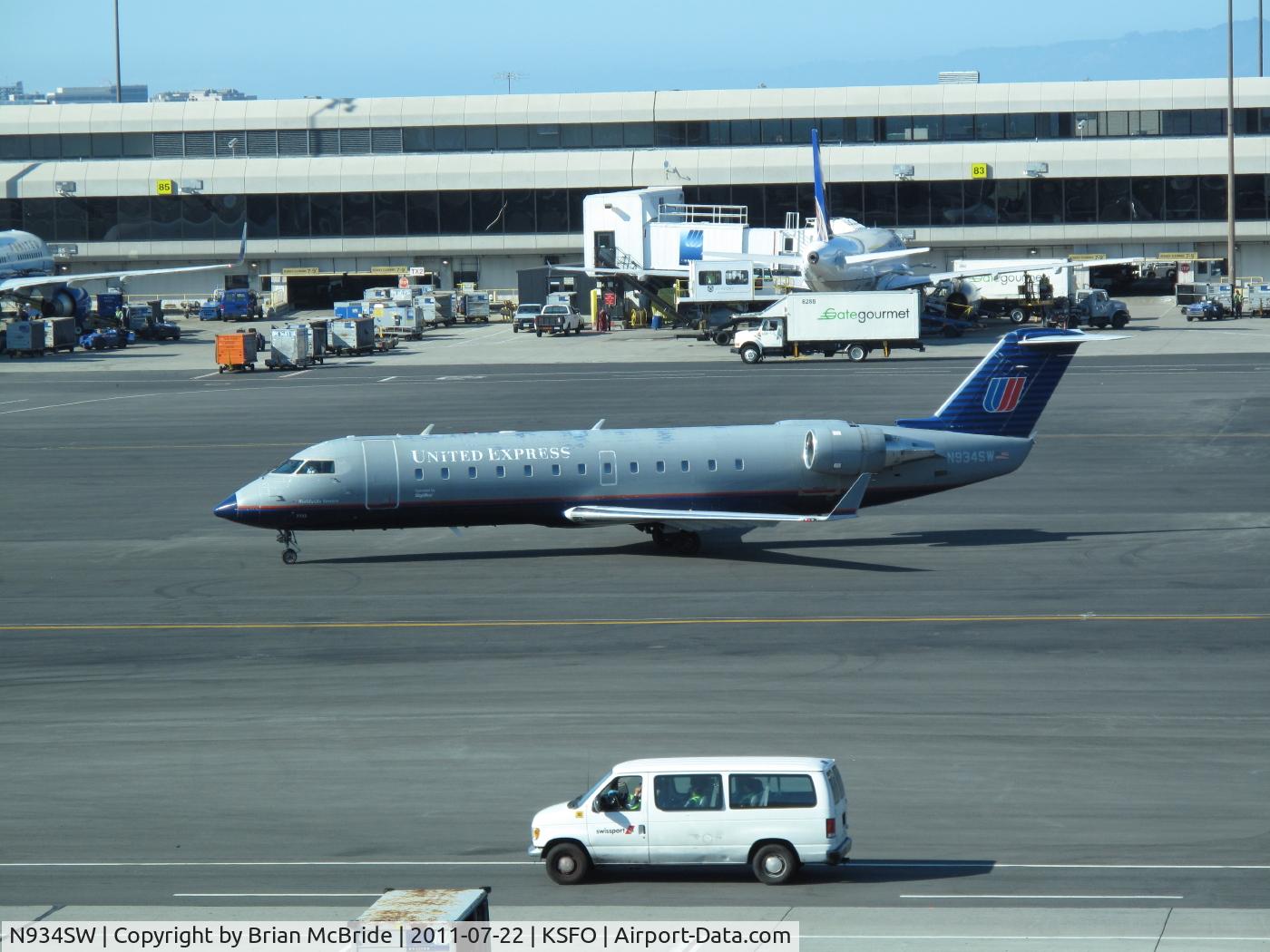 N934SW, 2002 Canadair CL-600-2B19 Regional Jet CRJ-200LR C/N 7722, United Express (SkyWest Airlines). Canadair CL-600-2B19 Regional Jet CRJ-200LR. N934SW cn 7722. San Francisco - International (SFO KSFO). Image © Brian McBride. 22 July 2011