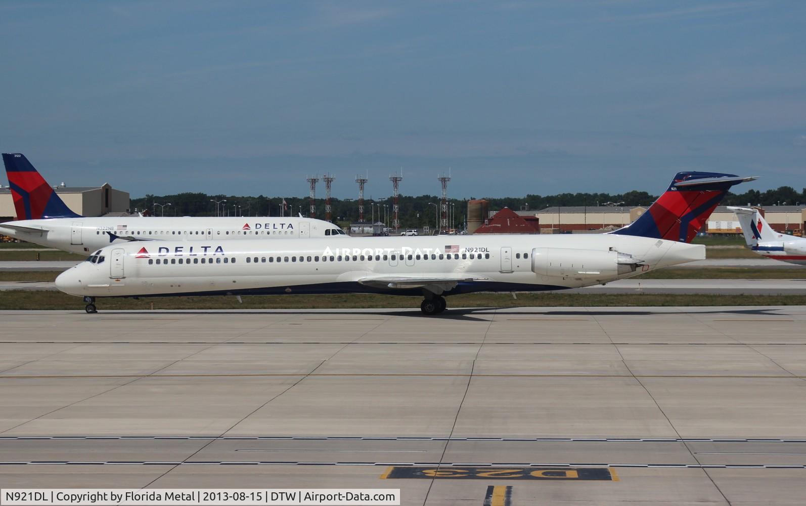 N921DL, 1988 McDonnell Douglas MD-88 C/N 49645, Delta MD-88