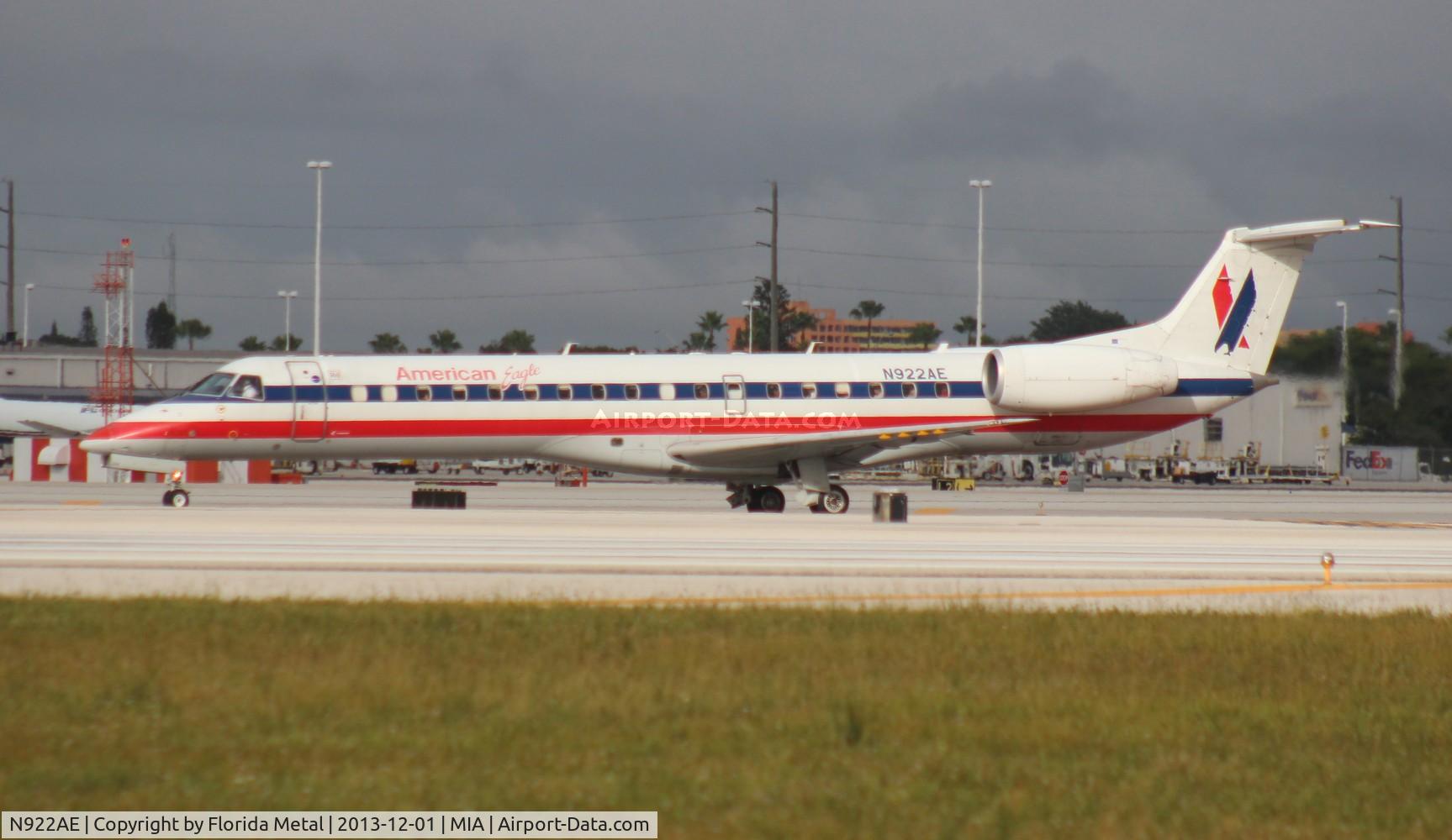 N922AE, 2005 Embraer ERJ-145LR (EMB-145LR) C/N 14500906, American Eagle E145