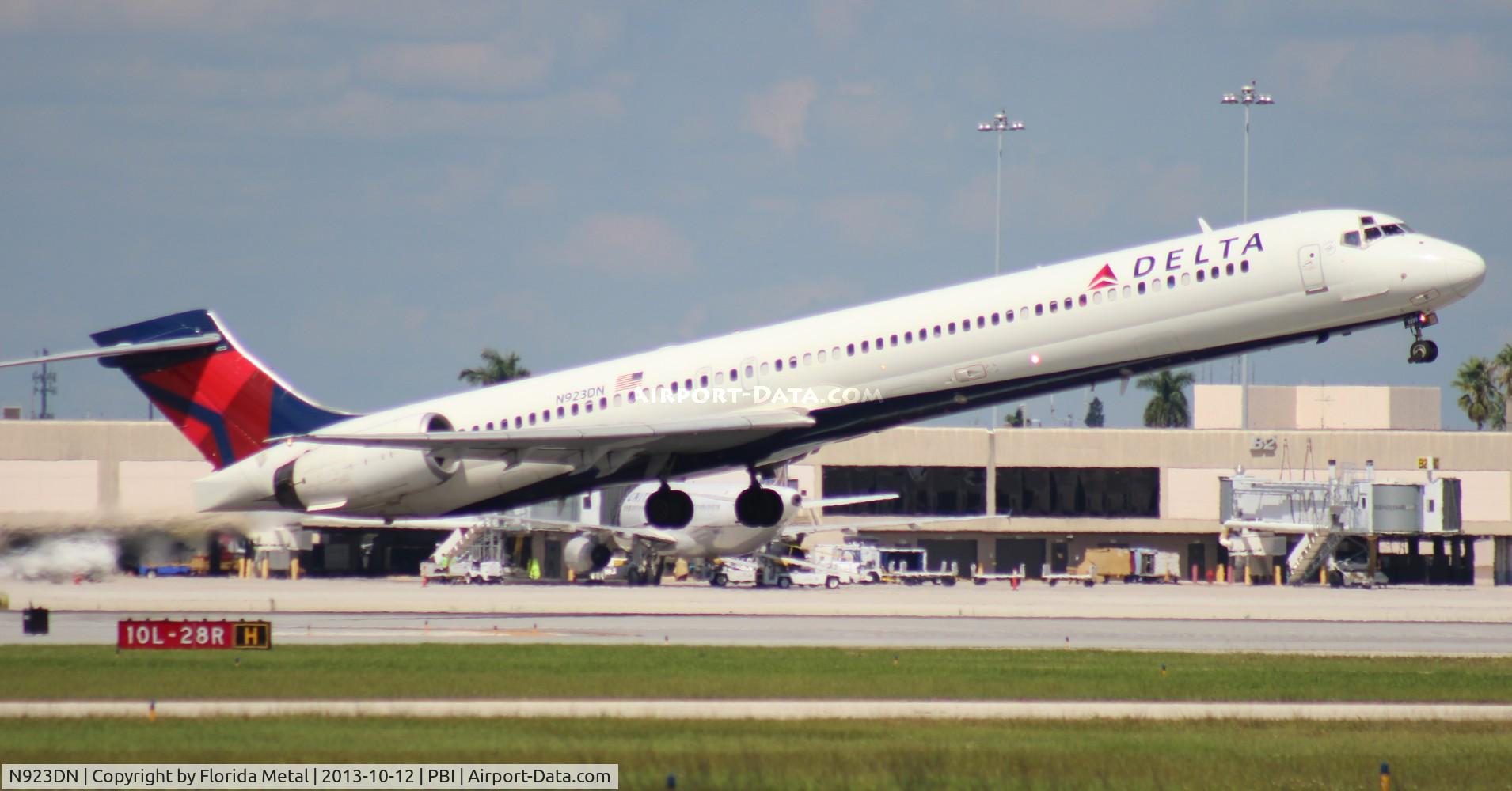 N923DN, 1998 McDonnell Douglas MD-90-30 C/N 53585, Delta MD-90