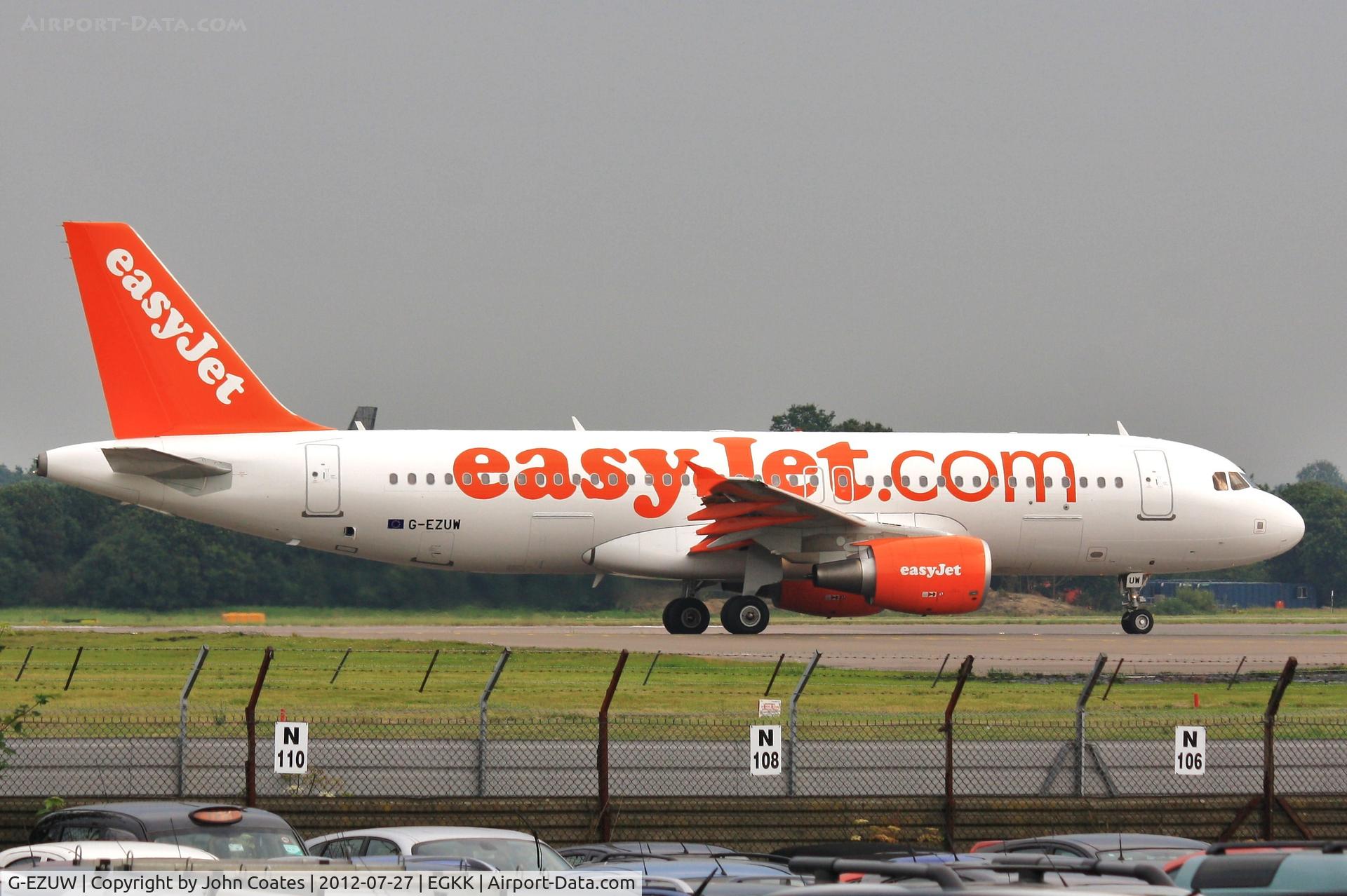 G-EZUW, 2012 Airbus A320-214 C/N 5116, Lining up 08