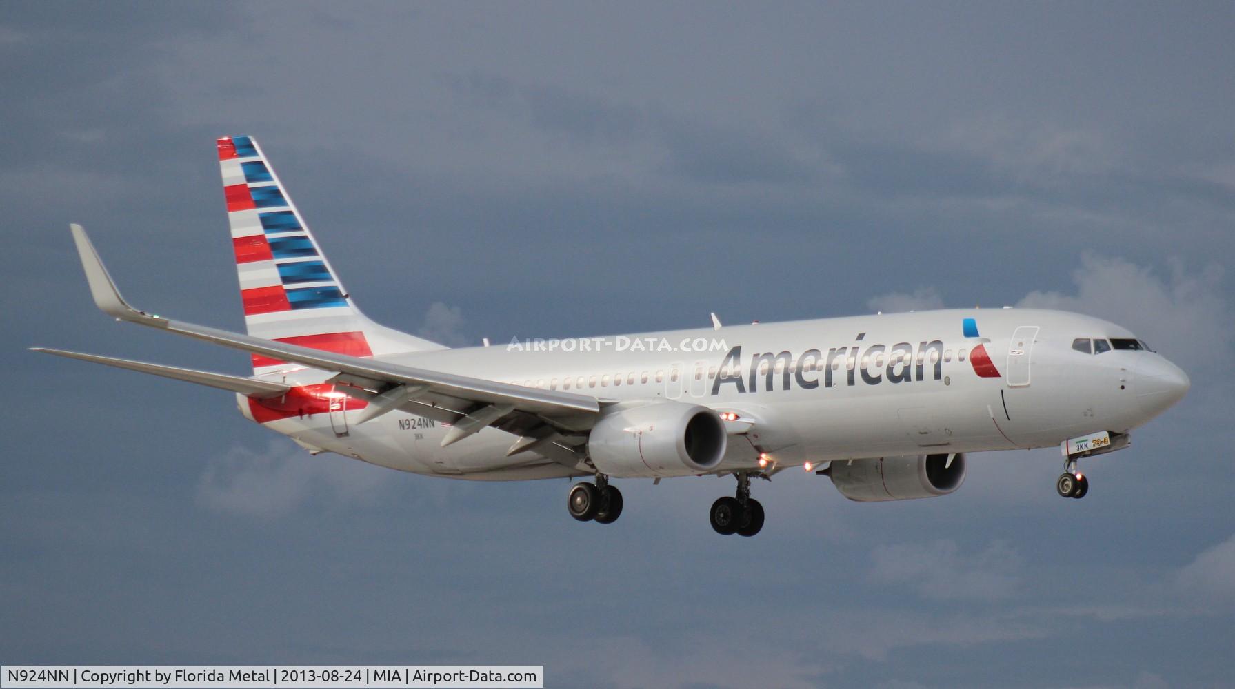 N924NN, 2013 Boeing 737-823 C/N 33486, American 737-800 landing with storm clouds