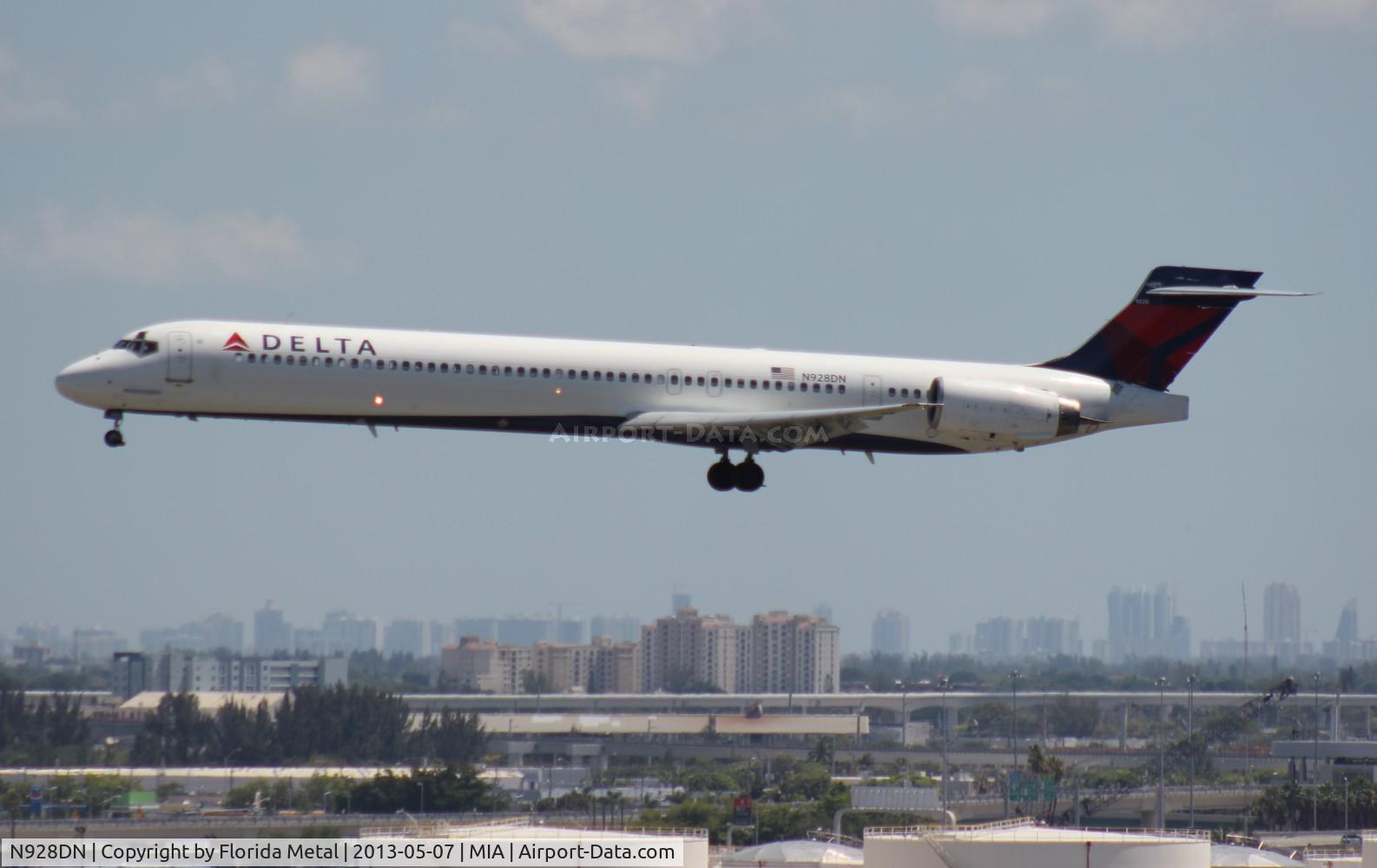 N928DN, 1999 McDonnell Douglas MD-90-30 C/N 53590, Delta MD-90