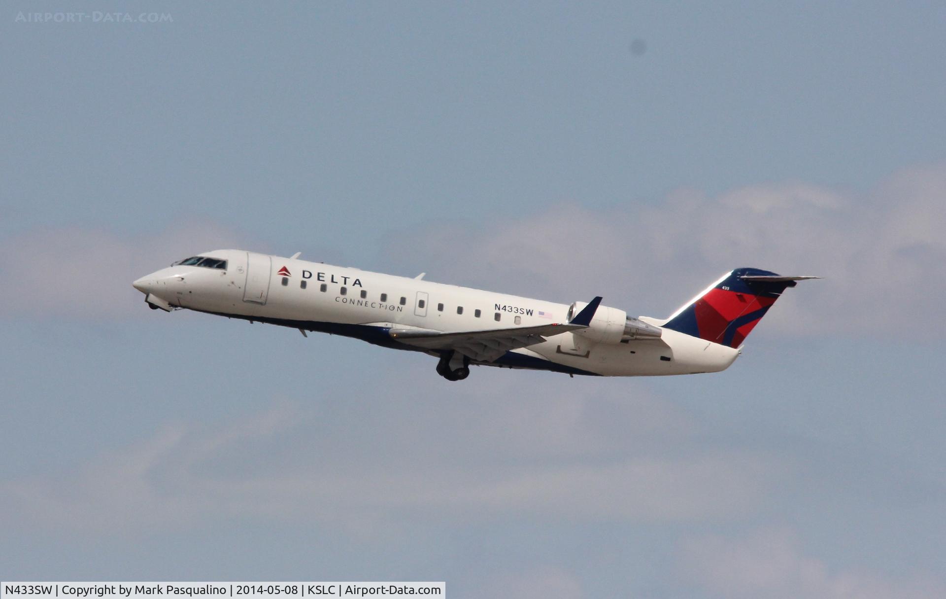 N433SW, 2001 Bombardier CRJ-200LR (CL-600-2B19) C/N 7550, CL-600-2B19
