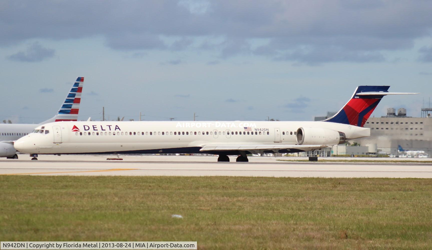 N942DN, 1997 McDonnell Douglas MD-90-30 C/N 53556, Delta MD-90