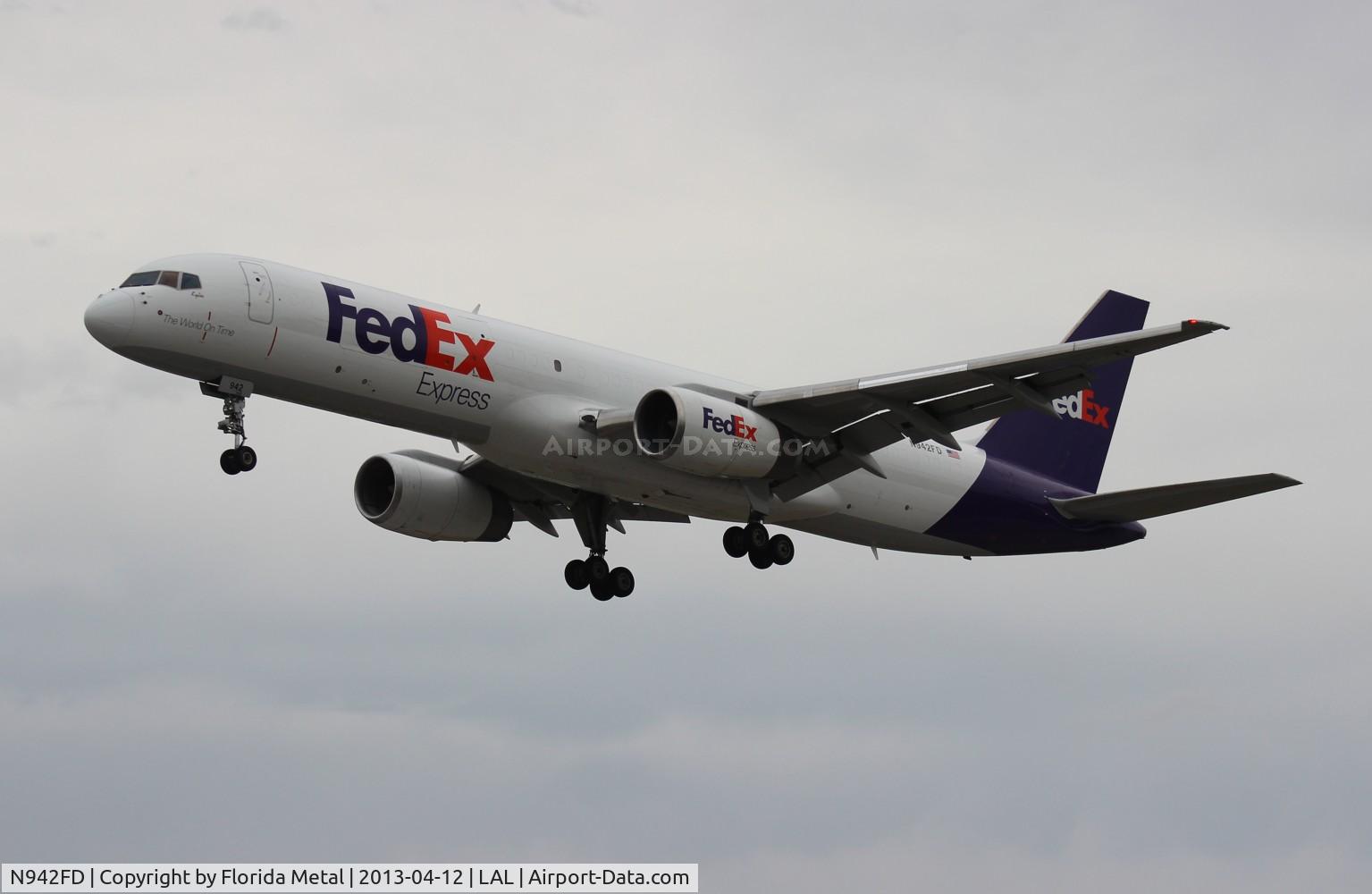 N942FD, 1986 Boeing 757-225 C/N 22612, Fed Ex 757-200 fly by at Sun N Fun