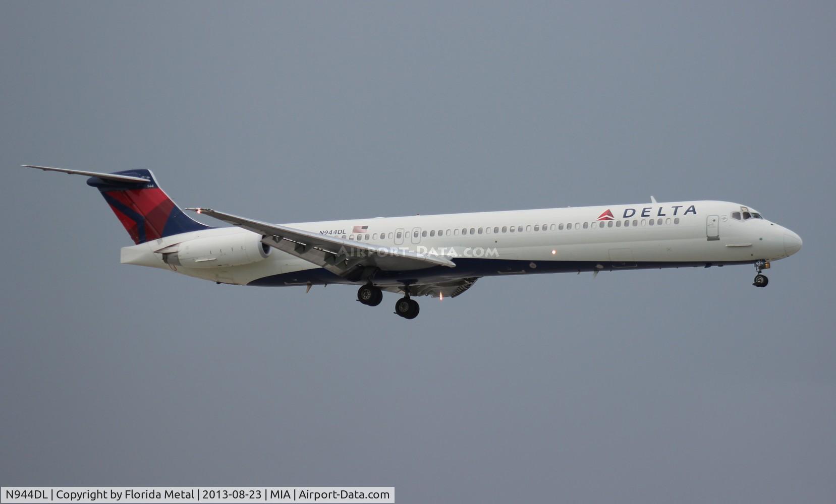 N944DL, 1989 McDonnell Douglas MD-88 C/N 49817, Delta MD-88