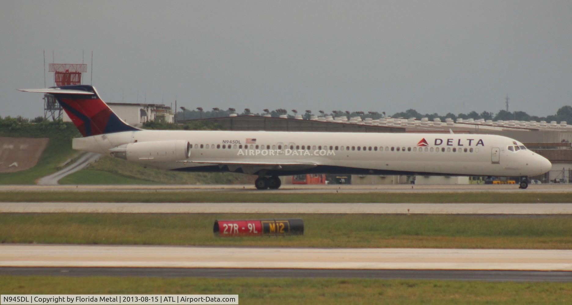 N945DL, 1989 McDonnell Douglas MD-88 C/N 49818, Delta MD-88