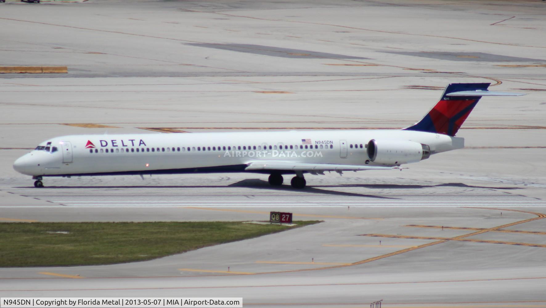 N945DN, 1998 McDonnell Douglas MD-90-30 C/N 53359, Delta MD-90