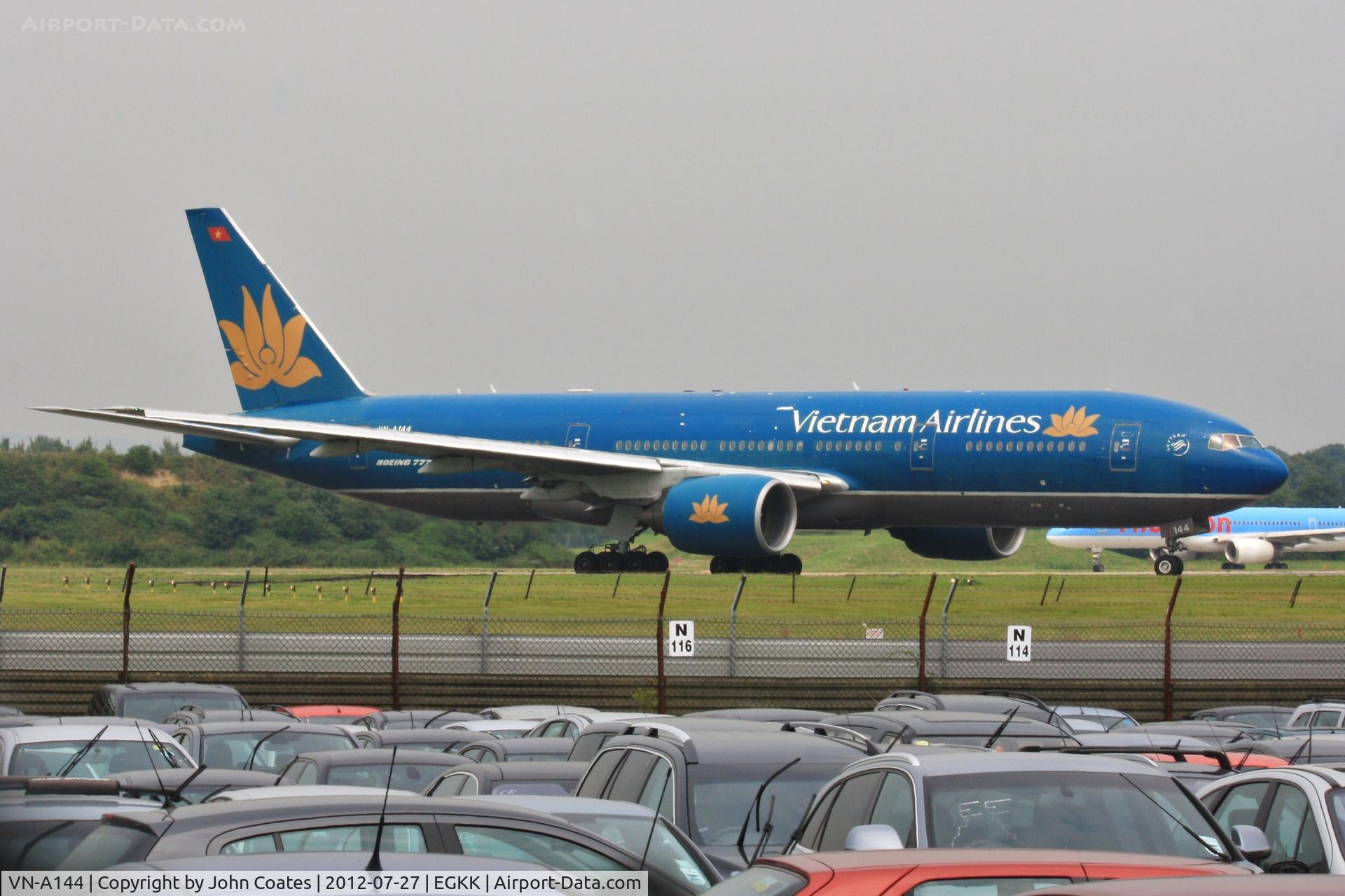 VN-A144, Boeing 777-2K6/ER C/N 33503, Waiting to enter 08