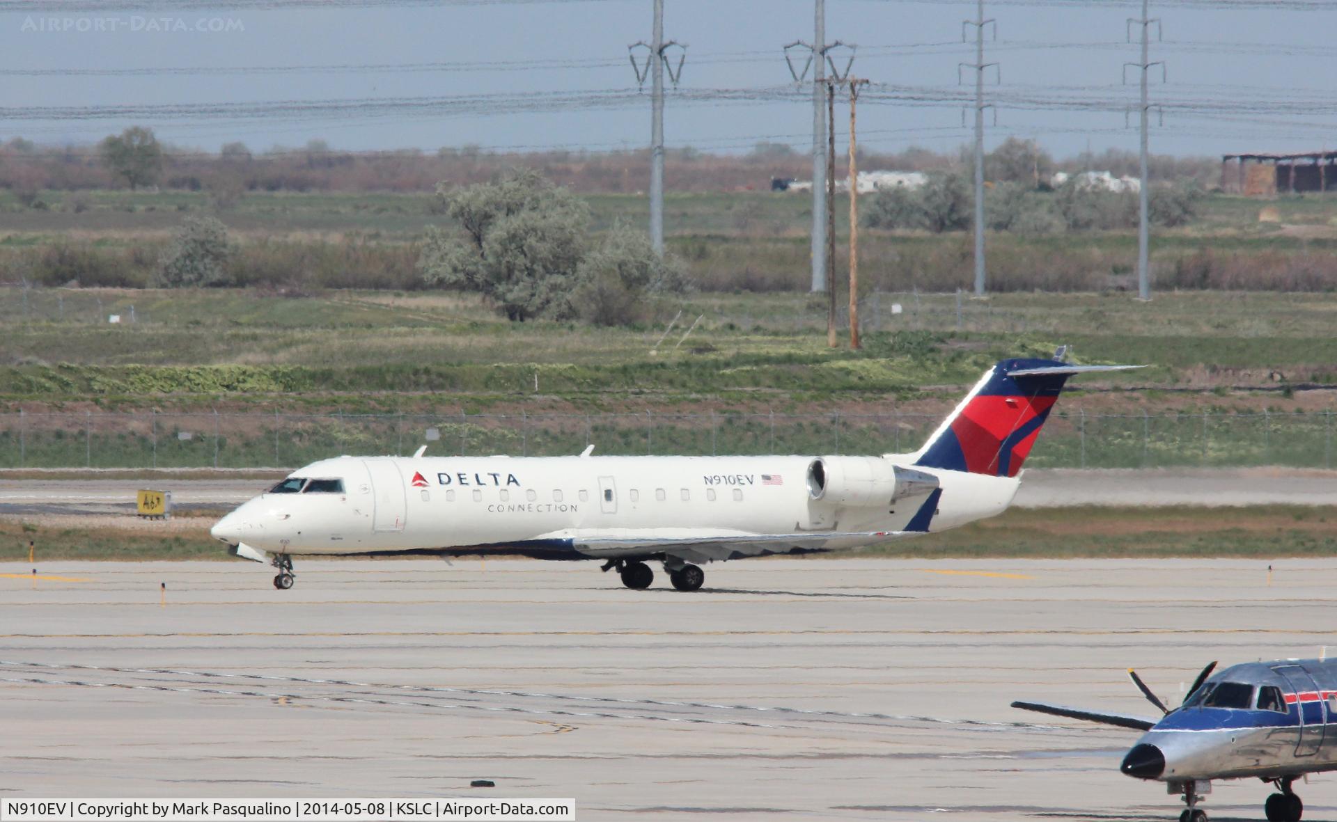 N910EV, 2002 Bombardier CRJ-200ER (CL-600-2B19) C/N 7727, CL-600-2B19