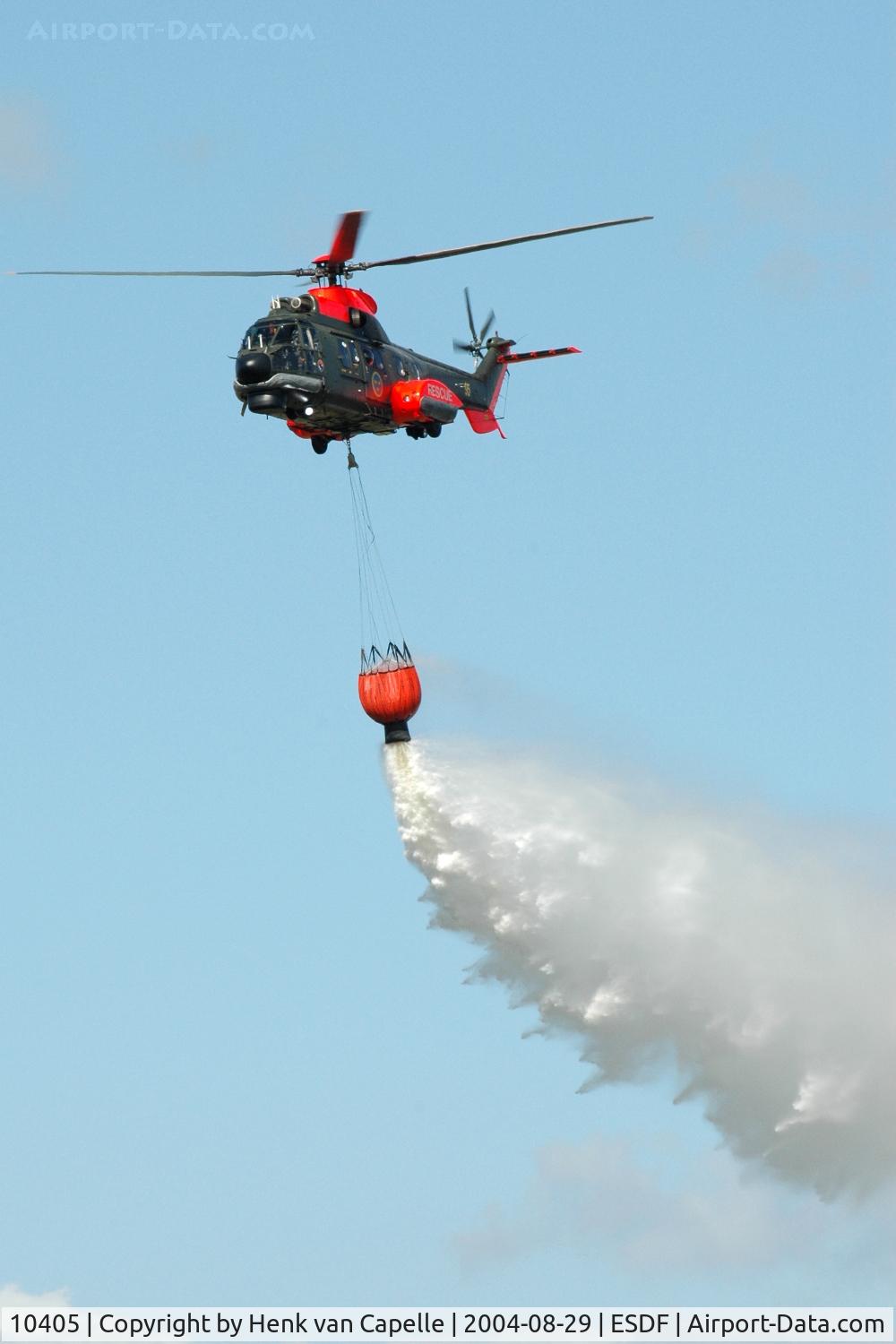 10405, Aérospatiale Hkp.10 Super Puma (AS-332M1) C/N 2283, Hkp10 helicopter of the Swedish Defense Helicopter Fleet  in a firefighting demonstration at Ronneby Air Base.